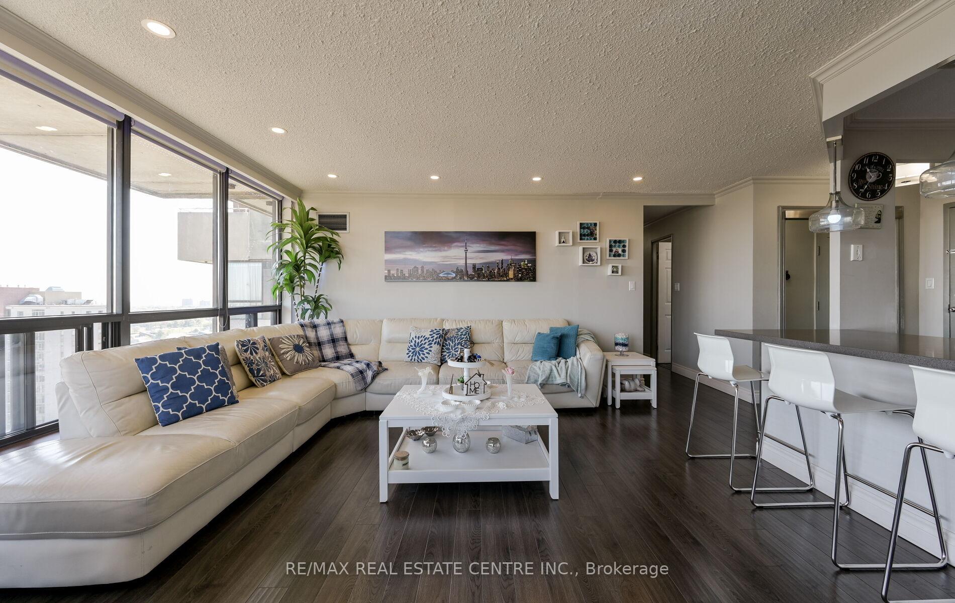 3 Bedrooms Condo at 200 Robert Speck, Mississauga For sale