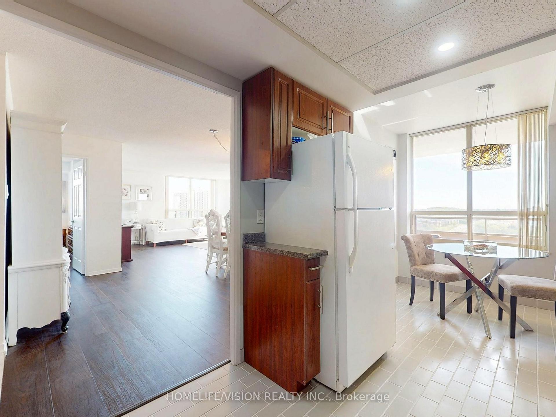 3 Bedrooms Condo at 205 Wynford, Toronto For sale