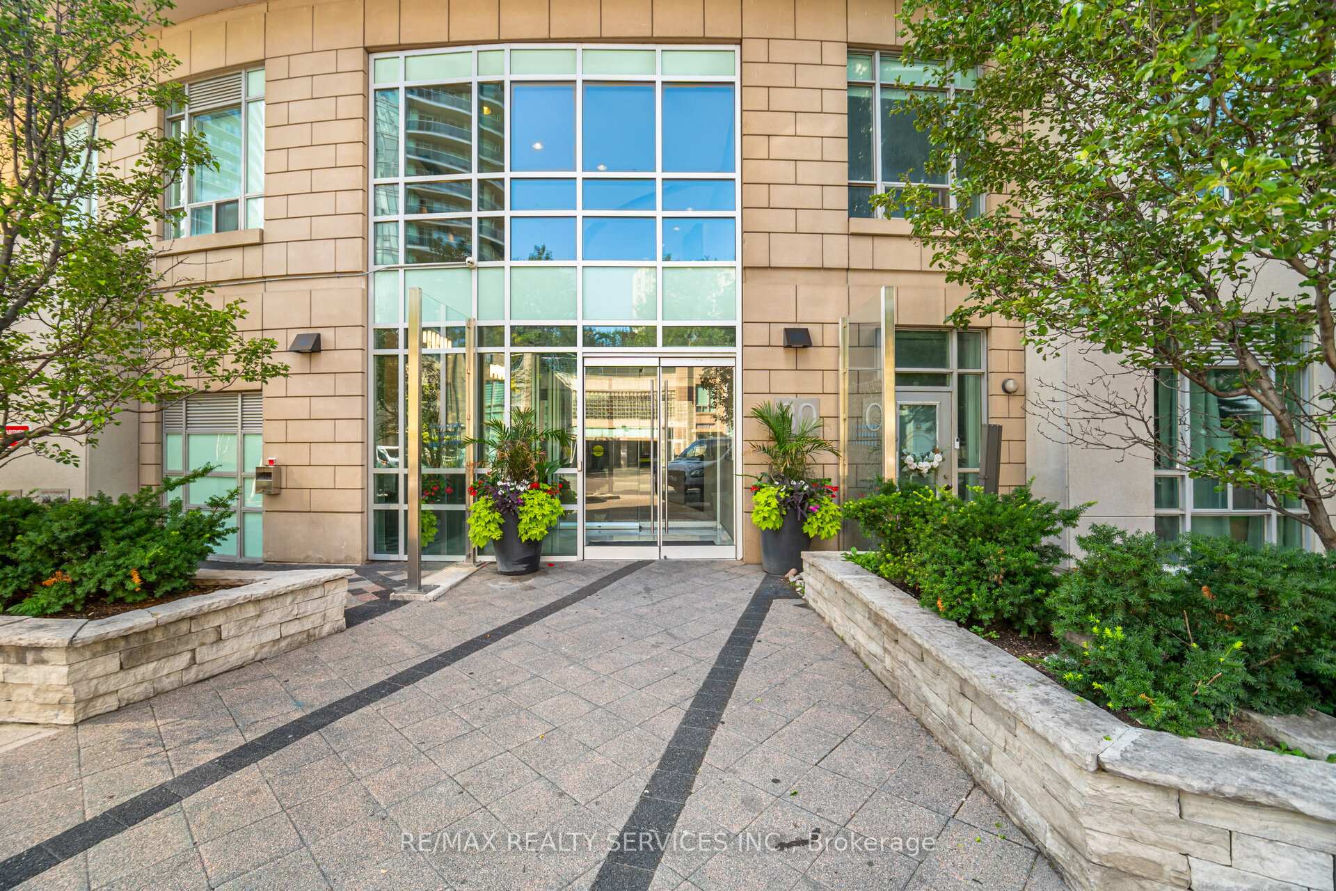 2 Bedrooms Condo at 80 Absolute,  Mississauga For sale