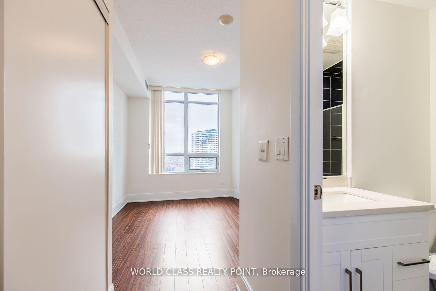 2 Bedrooms Condo at 330 Burnhamthorpe, Mississauga For sale