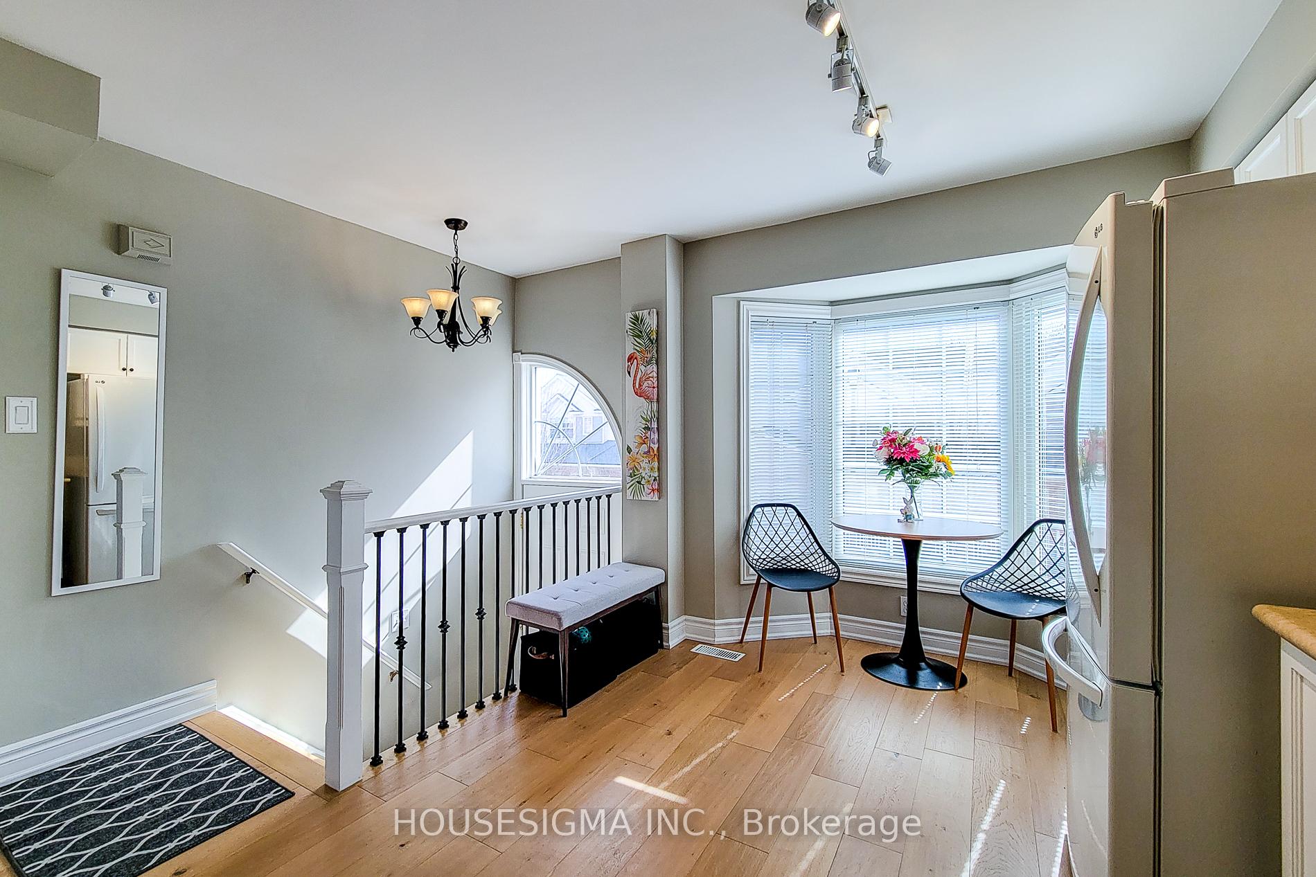 2 Bedrooms Condo at 3480 Upper Middle, Burlington For sale