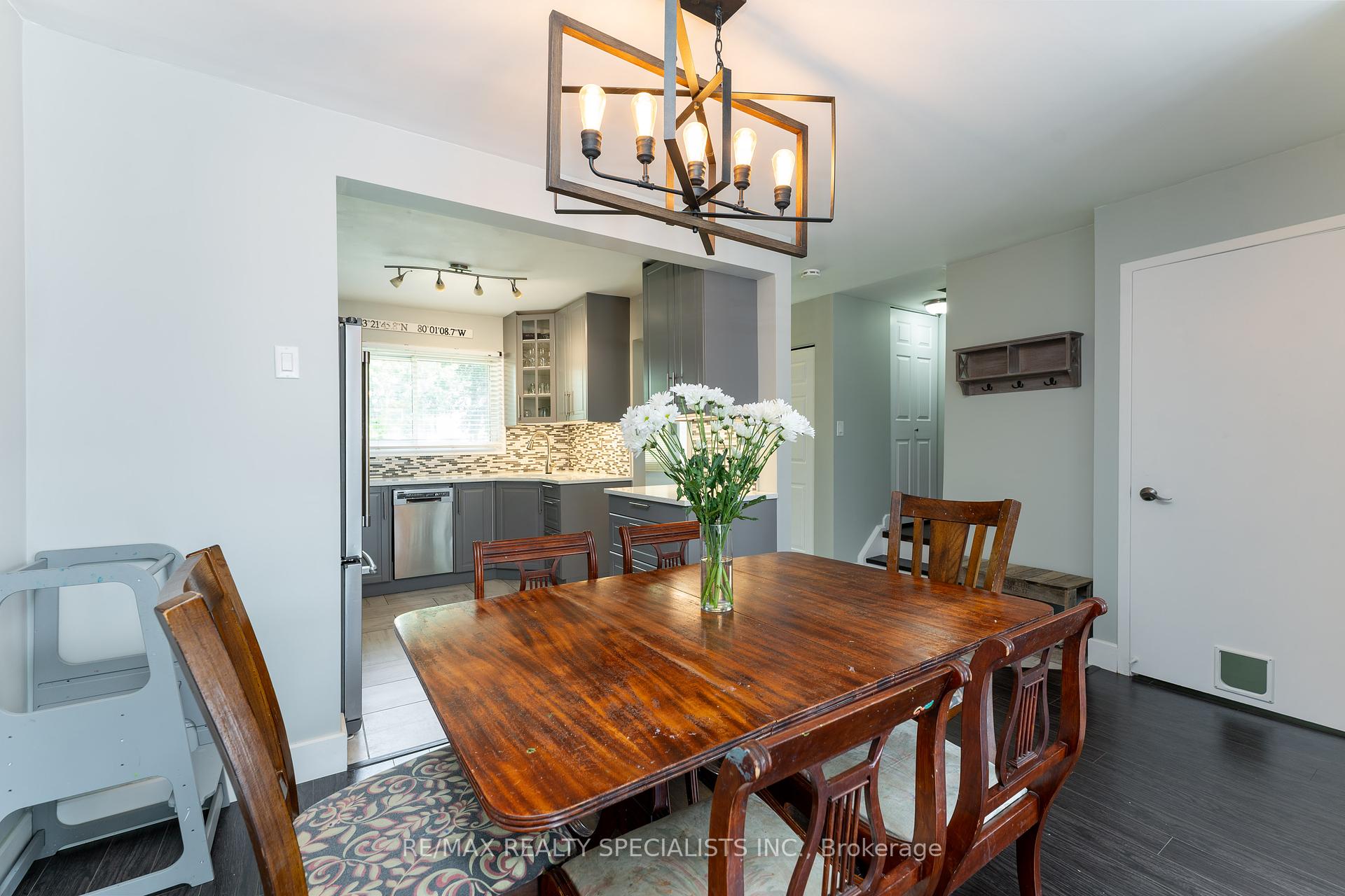 3 Bedrooms Condo at 2050 Upper Middle, Burlington For sale