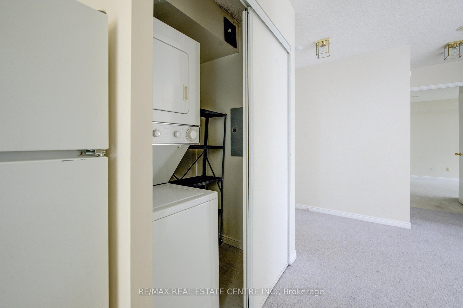 2 Bedrooms Condo at 135 Hillcrest, Mississauga For sale