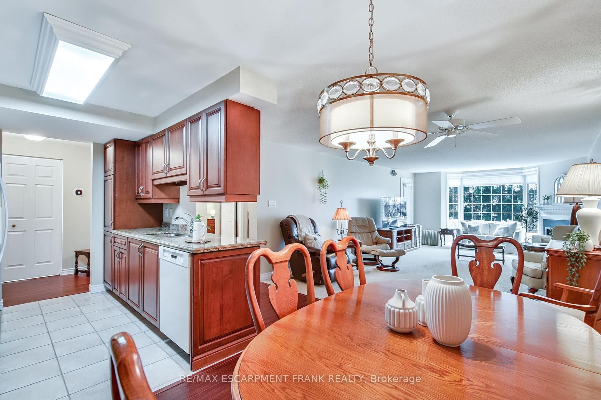 2 Bedrooms Condo at 970 Golf Links,  Hamilton For sale