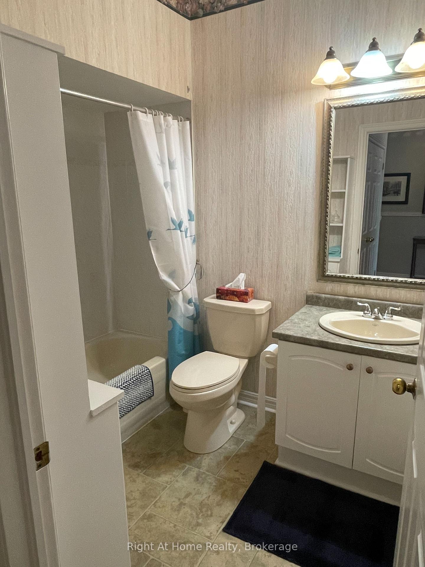 2 Bedrooms Condo at 84 Greentrail, Hamilton For sale