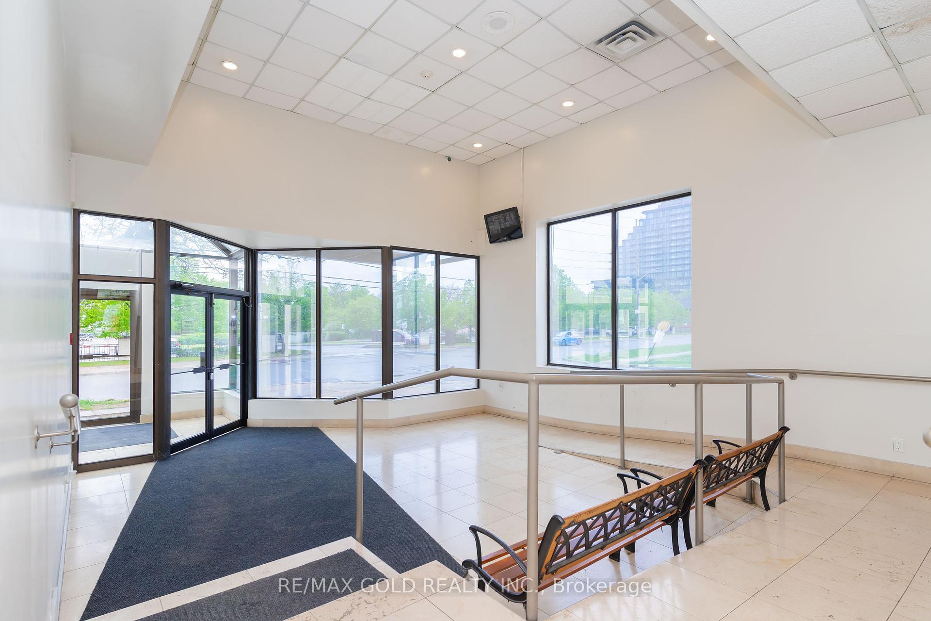 3 Bedrooms Condo at 25 Agnes, Mississauga For sale