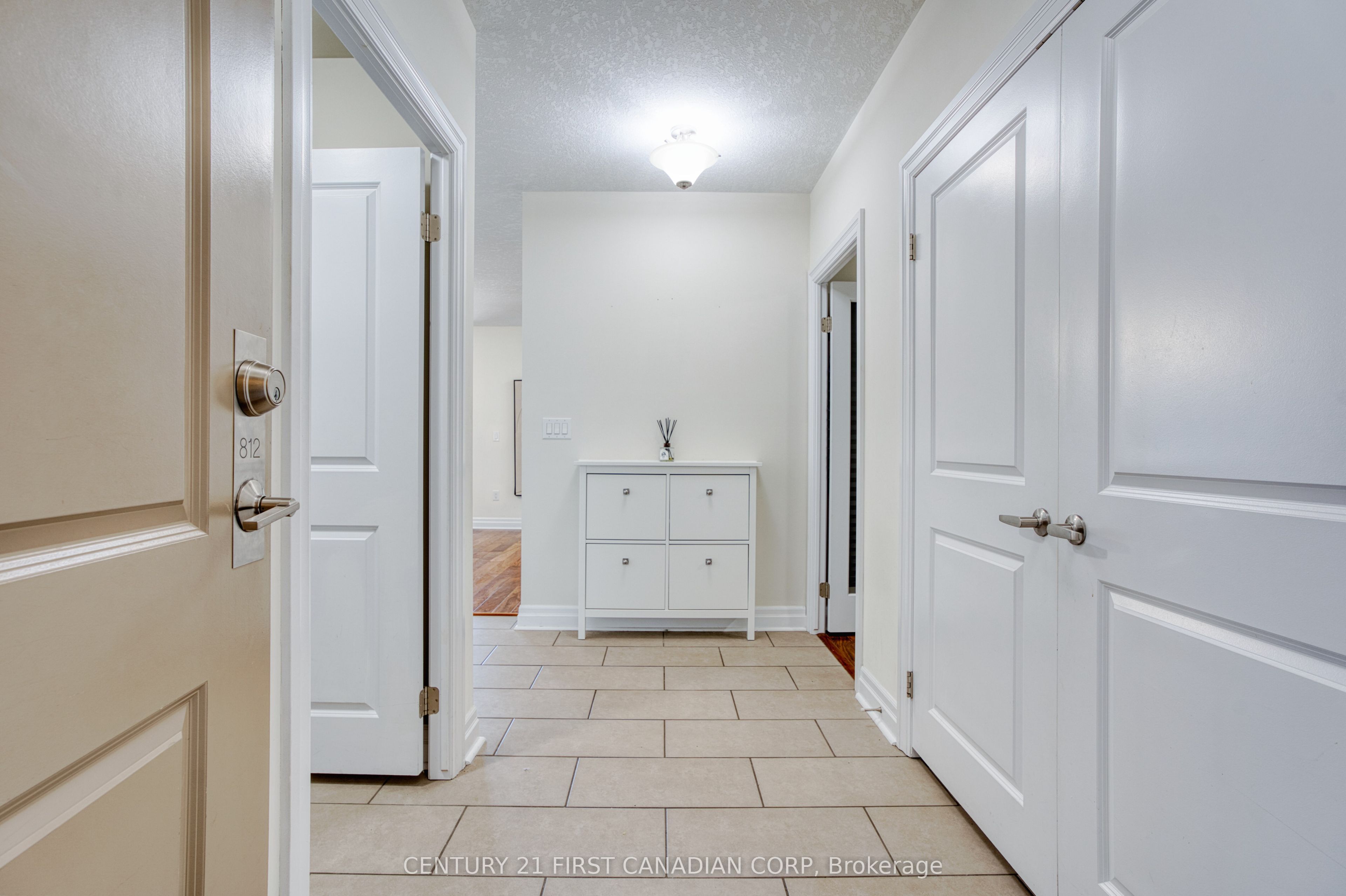 240 Villagewalk Boulevard, #812