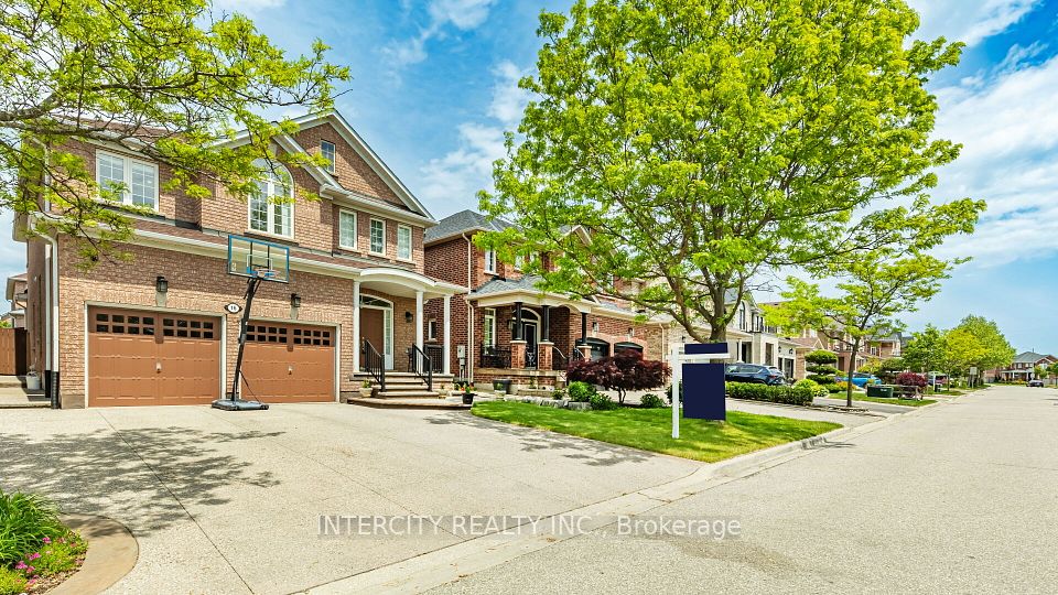 16 Venice Gate Drive, Vaughan, ON L4H 0E7