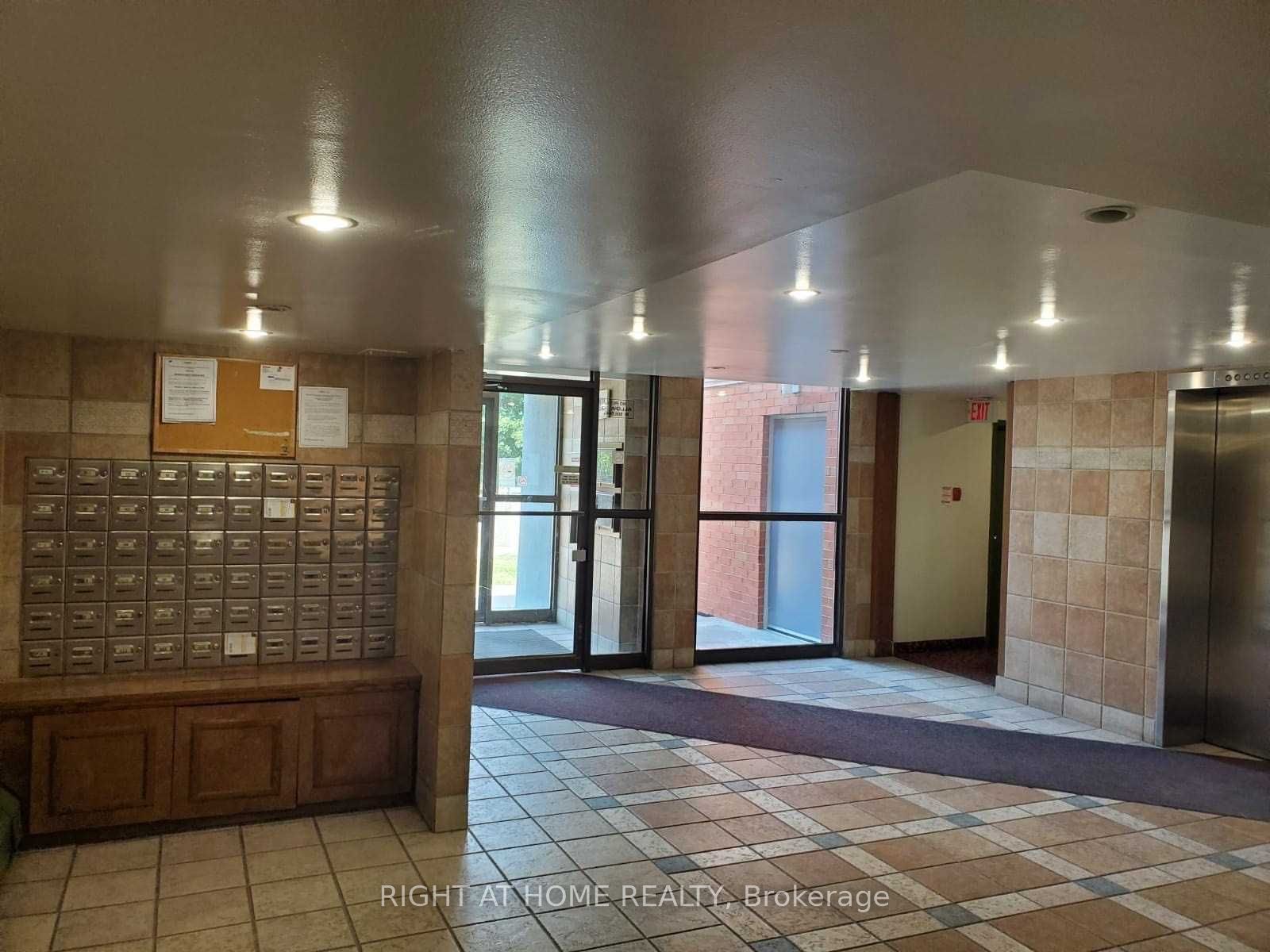 1703 McCowan Road E, #206