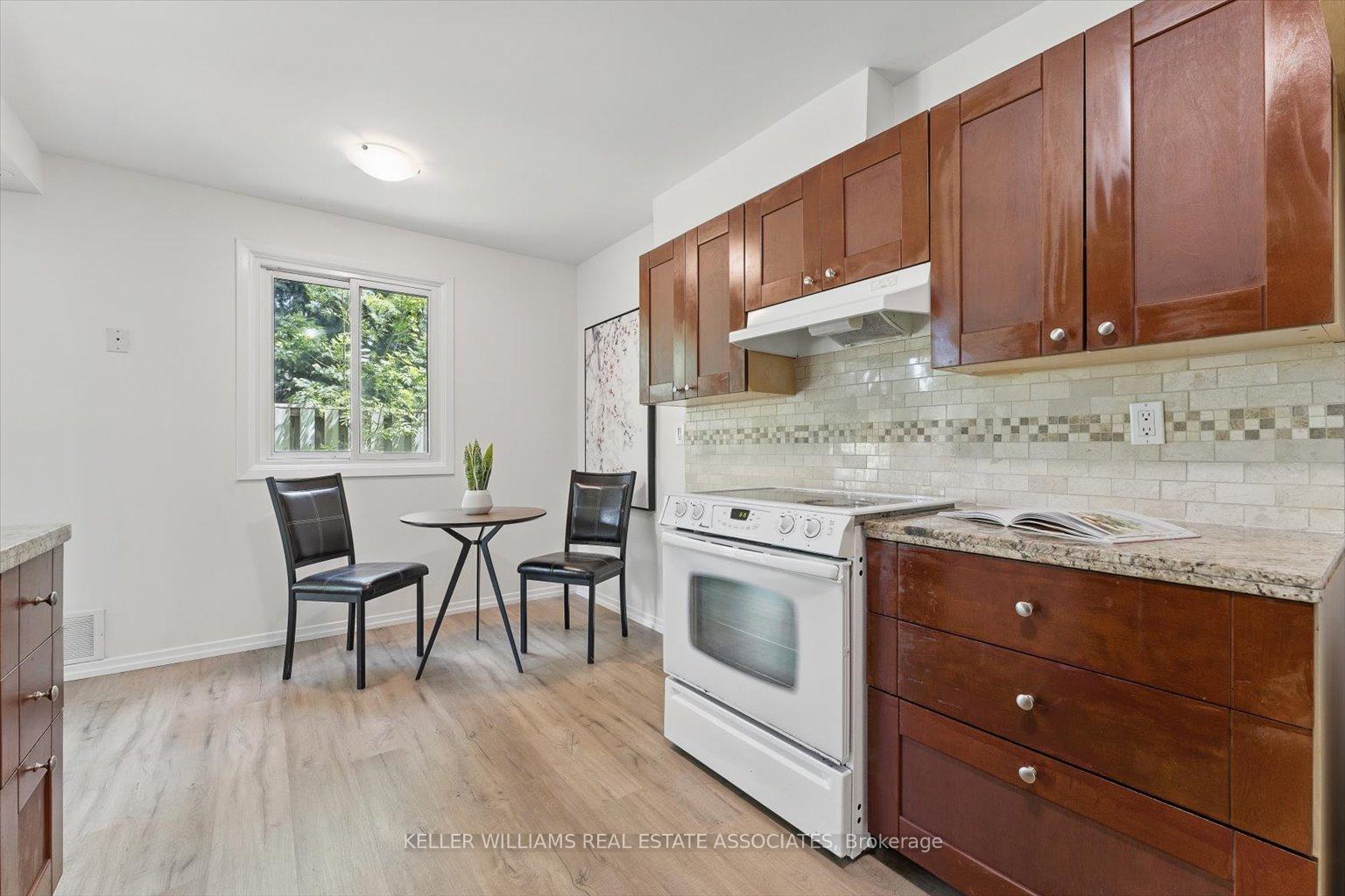 3 Bedrooms Condo at 2701 Aquitaine, Mississauga For sale