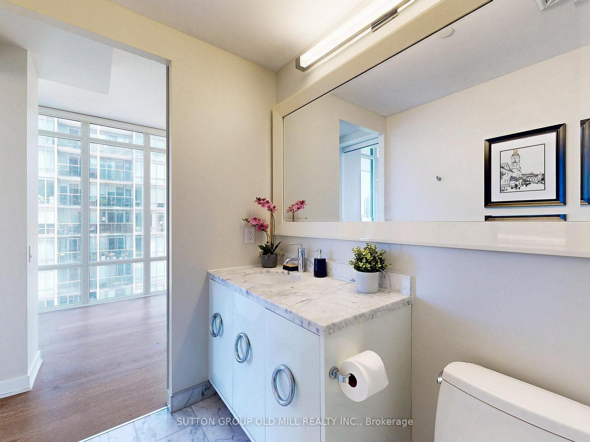 3 Bedrooms Condo at 90 Park Lawn, Toronto For sale