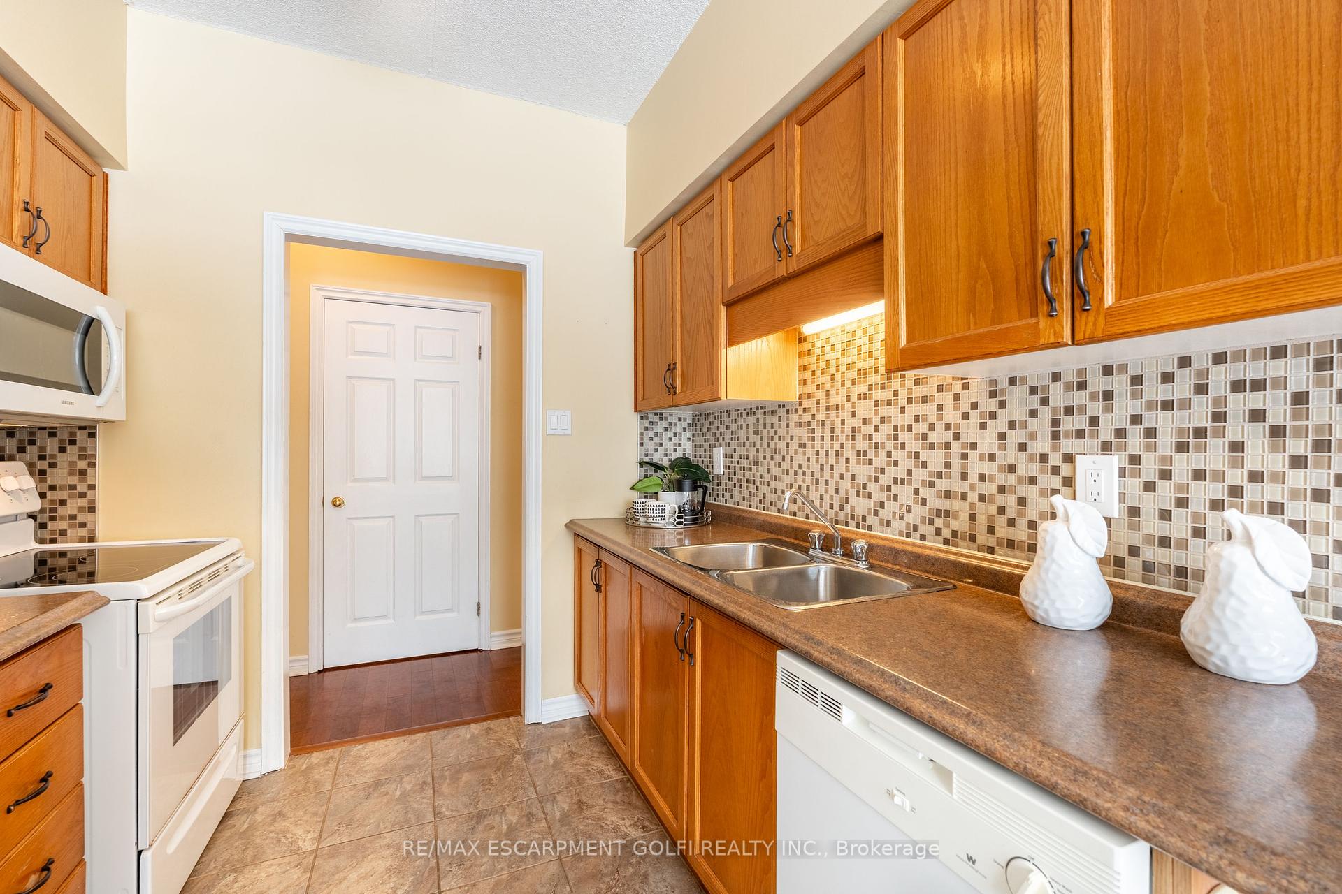 2 Bedrooms Condo at 416 Limeridge, Hamilton For sale