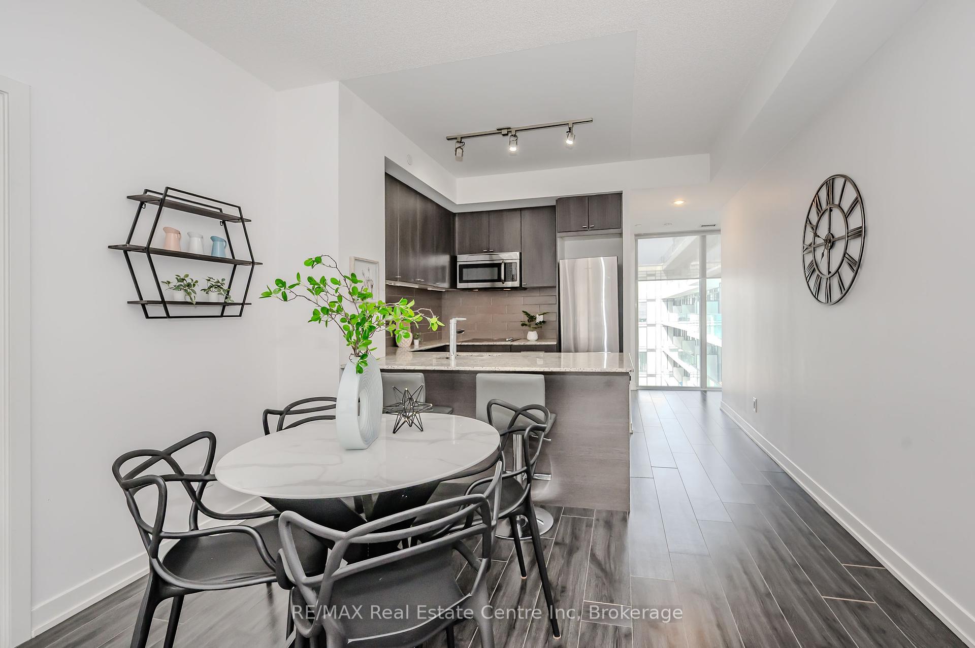 2 Bedrooms Condo at 18 Rean, Toronto For sale