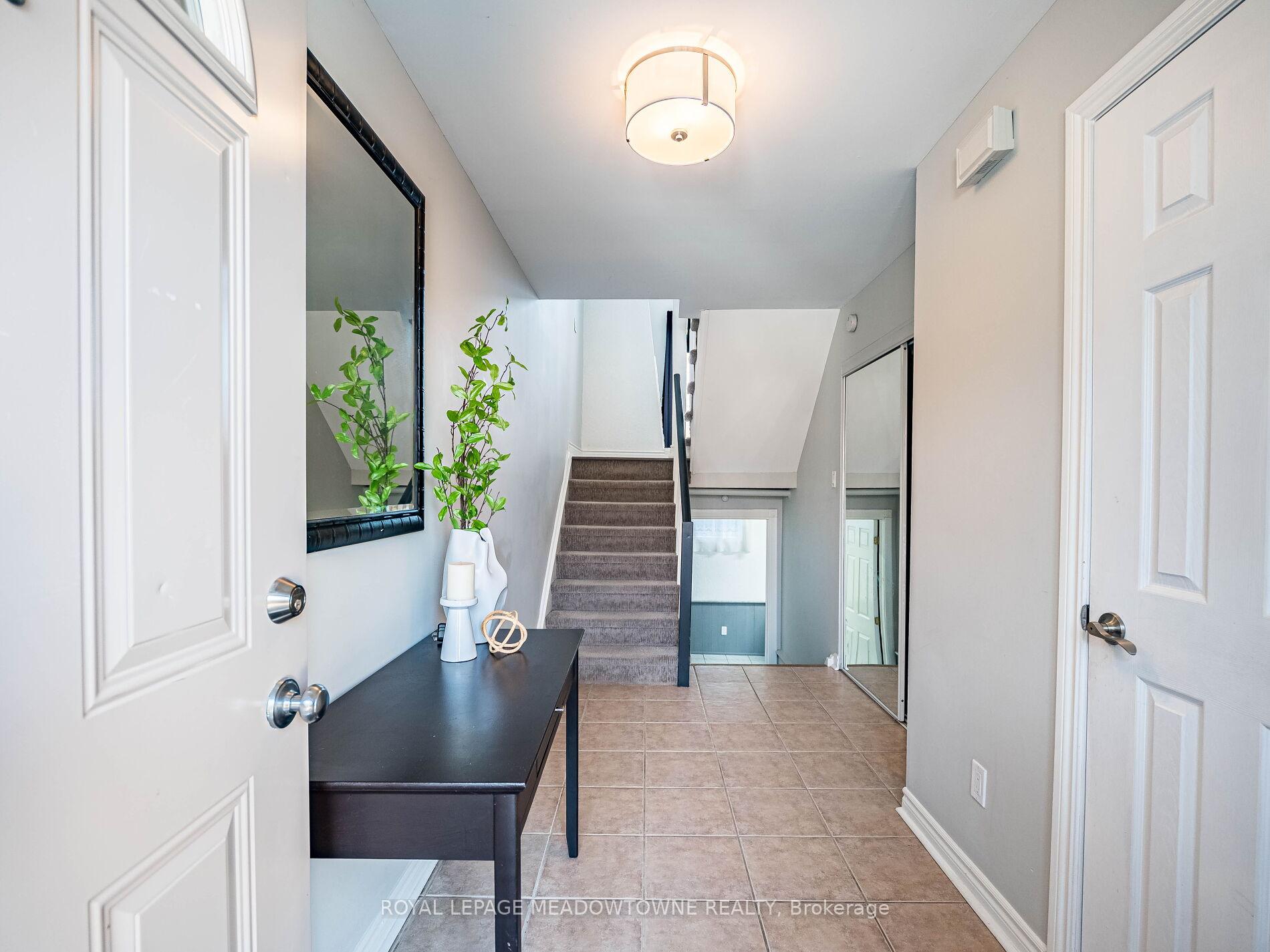 3 Bedrooms Condo at 6780 Formentera, Mississauga For sale