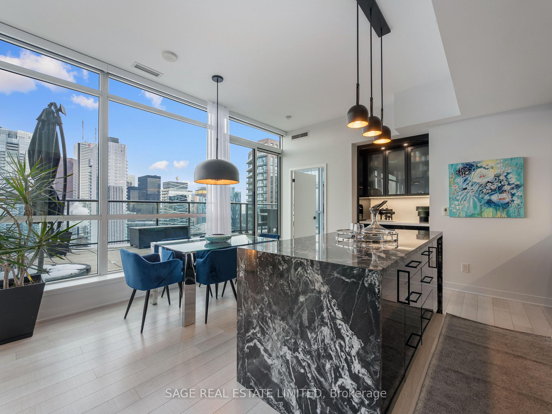 2 Bedrooms Condo at 290 Adelaide, Toronto For sale