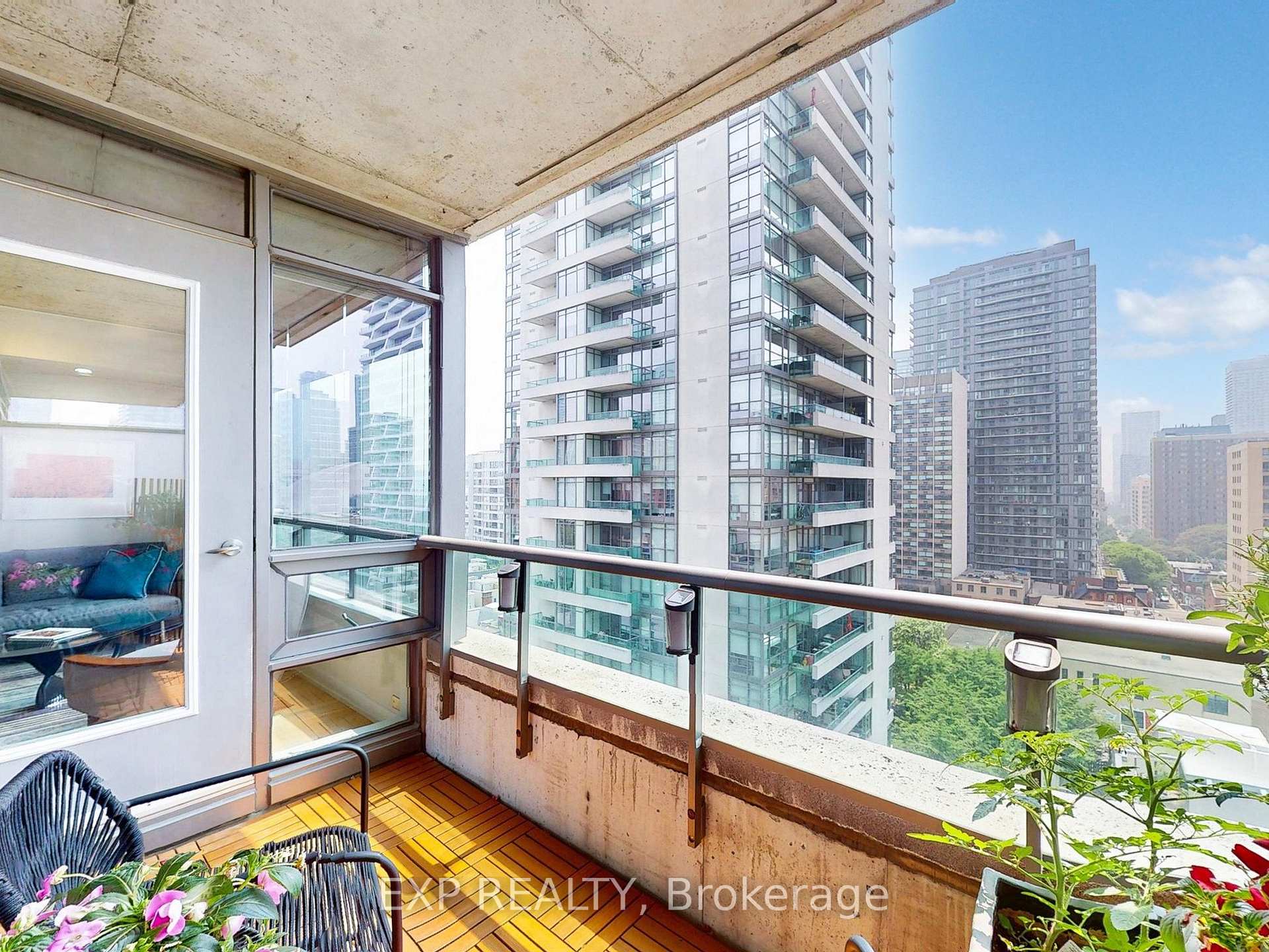2 Bedrooms Condo at 285 Mutual, Toronto For sale