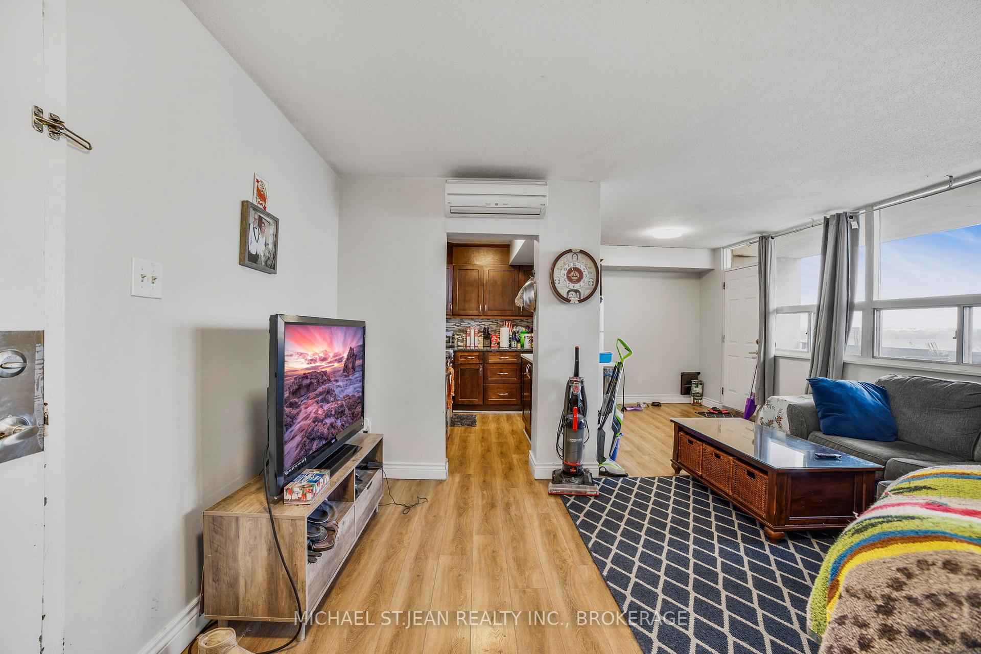 3 Bedrooms Condo at 15 Albright,  Hamilton For sale