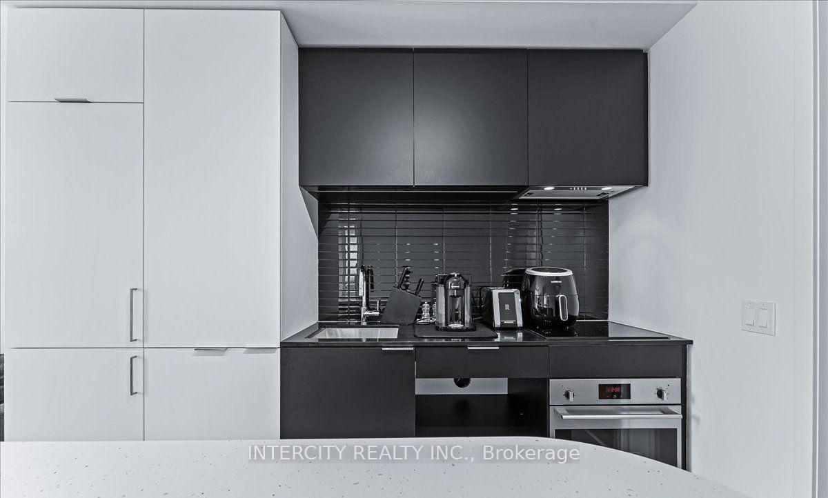 3 Bedrooms Condo at 33 Helendale, Toronto For sale
