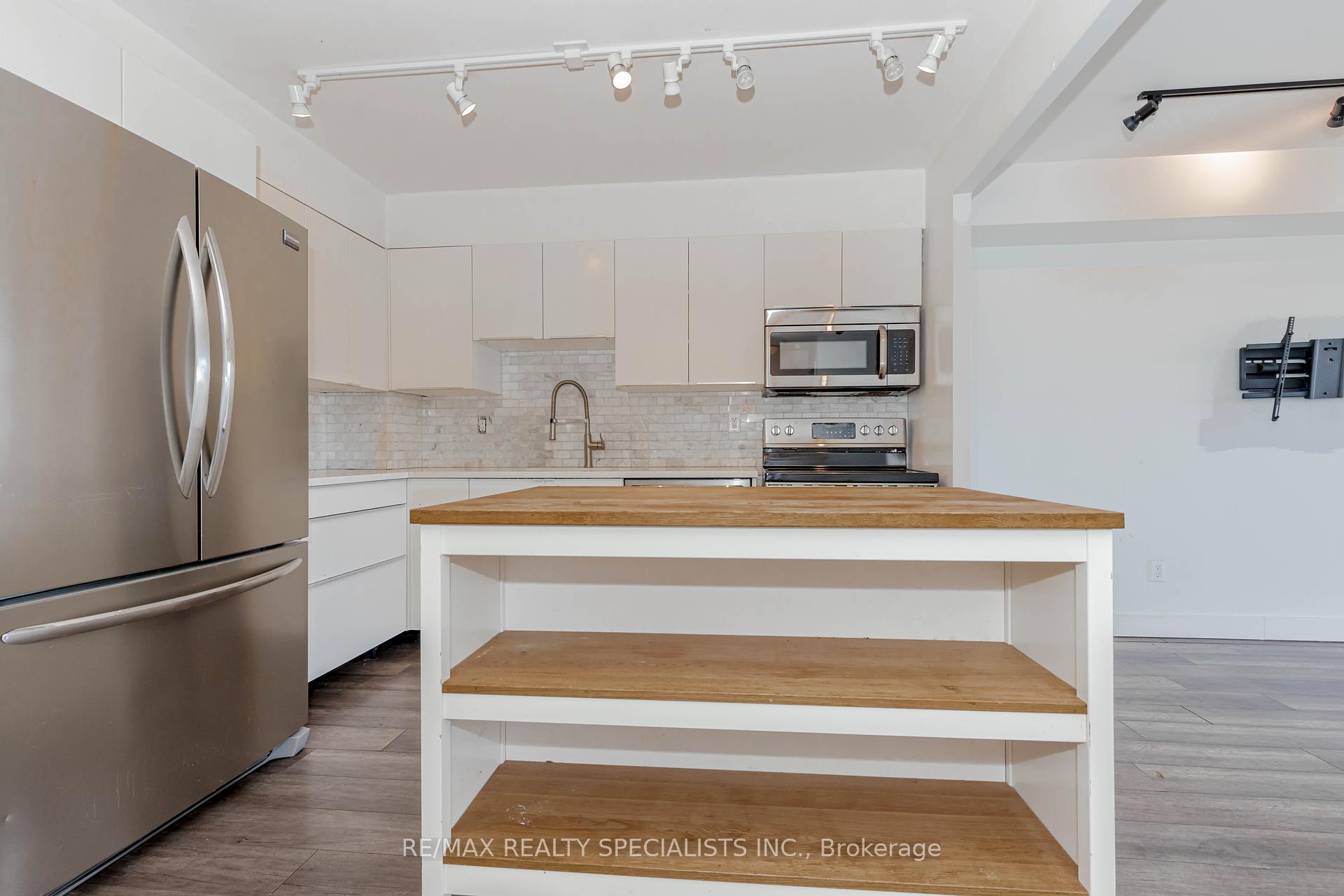 2 Bedrooms Condo at 32 Tannery, Mississauga For sale