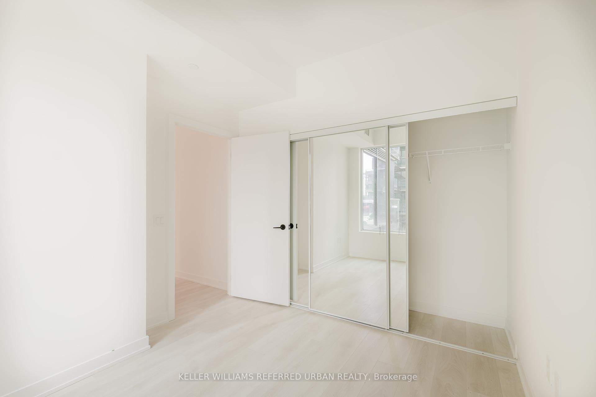 3 Bedrooms Condo at 127 Broadway, Toronto For sale