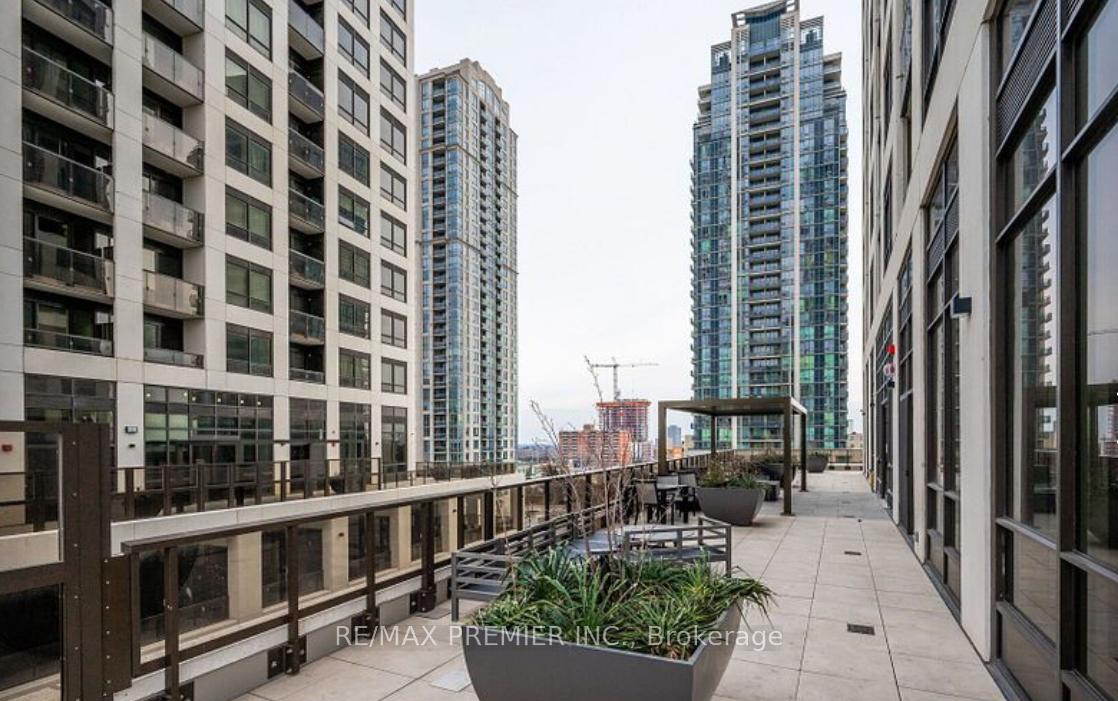 2 Bedrooms Condo at 36 Elm,  Mississauga For sale