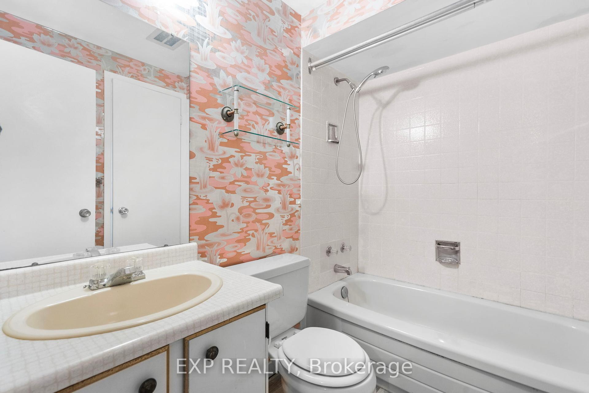 3 Bedrooms Condo at 108 Flaming Rose, Toronto For sale