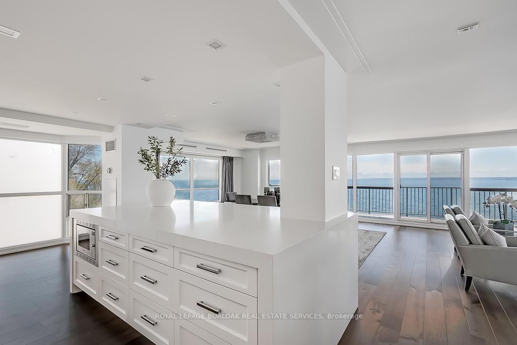 2 Bedrooms Condo at 2190 Lakeshore, Burlington For sale