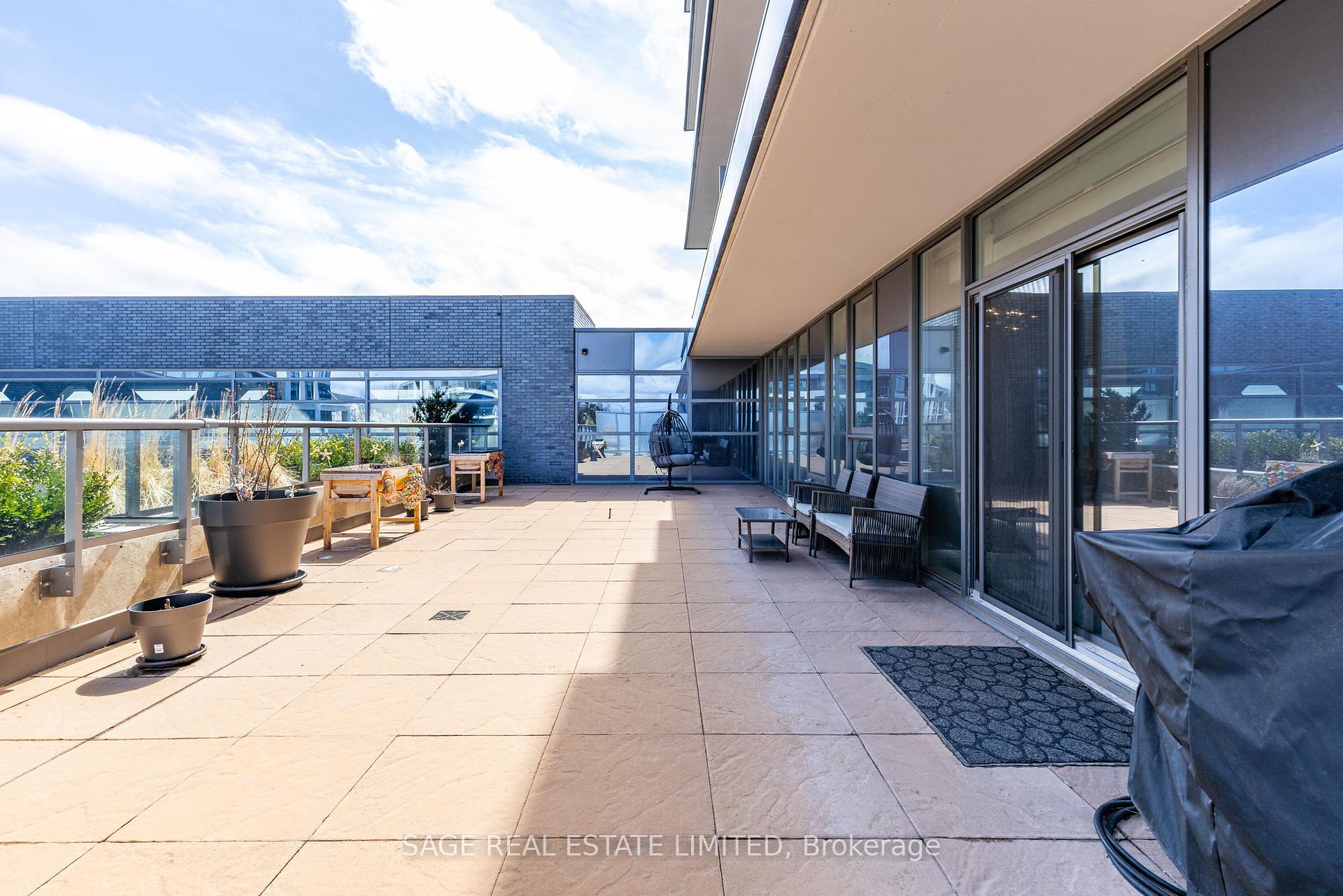 2 Bedrooms Condo at 10 Gatineau, Vaughan For sale