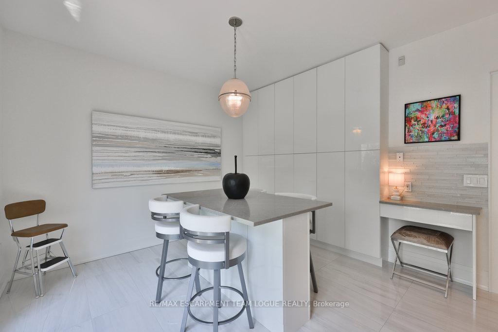 4 Bedrooms Condo at 4211 Millcroft Park, Burlington For sale