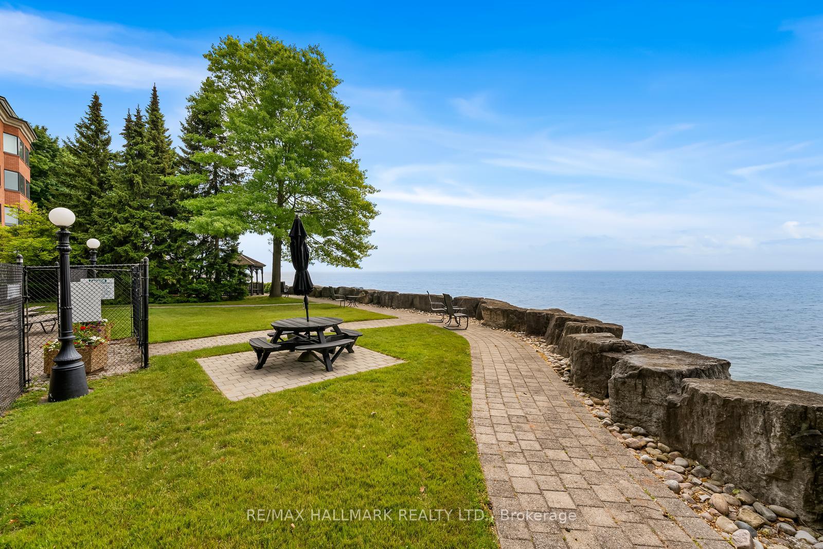 2 Bedrooms Condo at 2210 Lakeshore, Burlington For sale