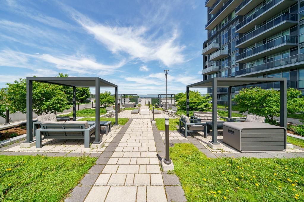 2 Bedrooms Condo at 2087 Fairview, Burlington For sale