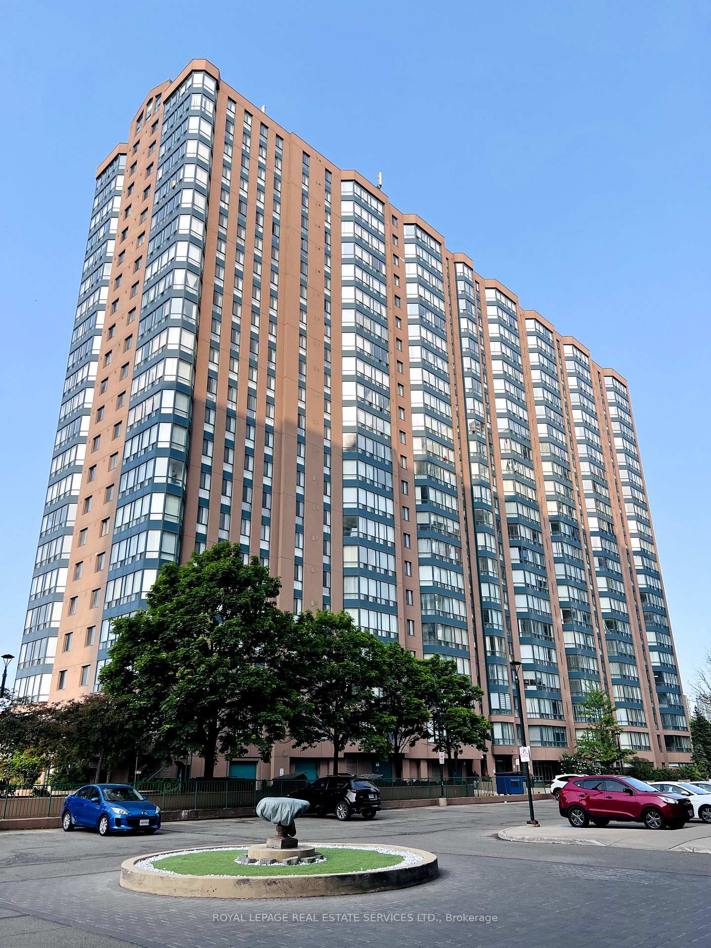 3 Bedrooms Condo at 155 Hillcrest, Mississauga For sale