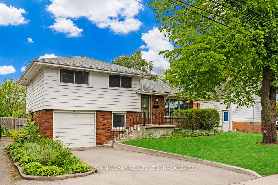1017 Brucedale