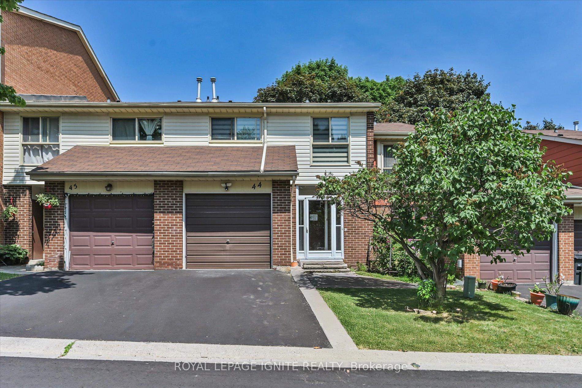 5 Bedrooms Condo at 40 Dundalk, Toronto For sale
