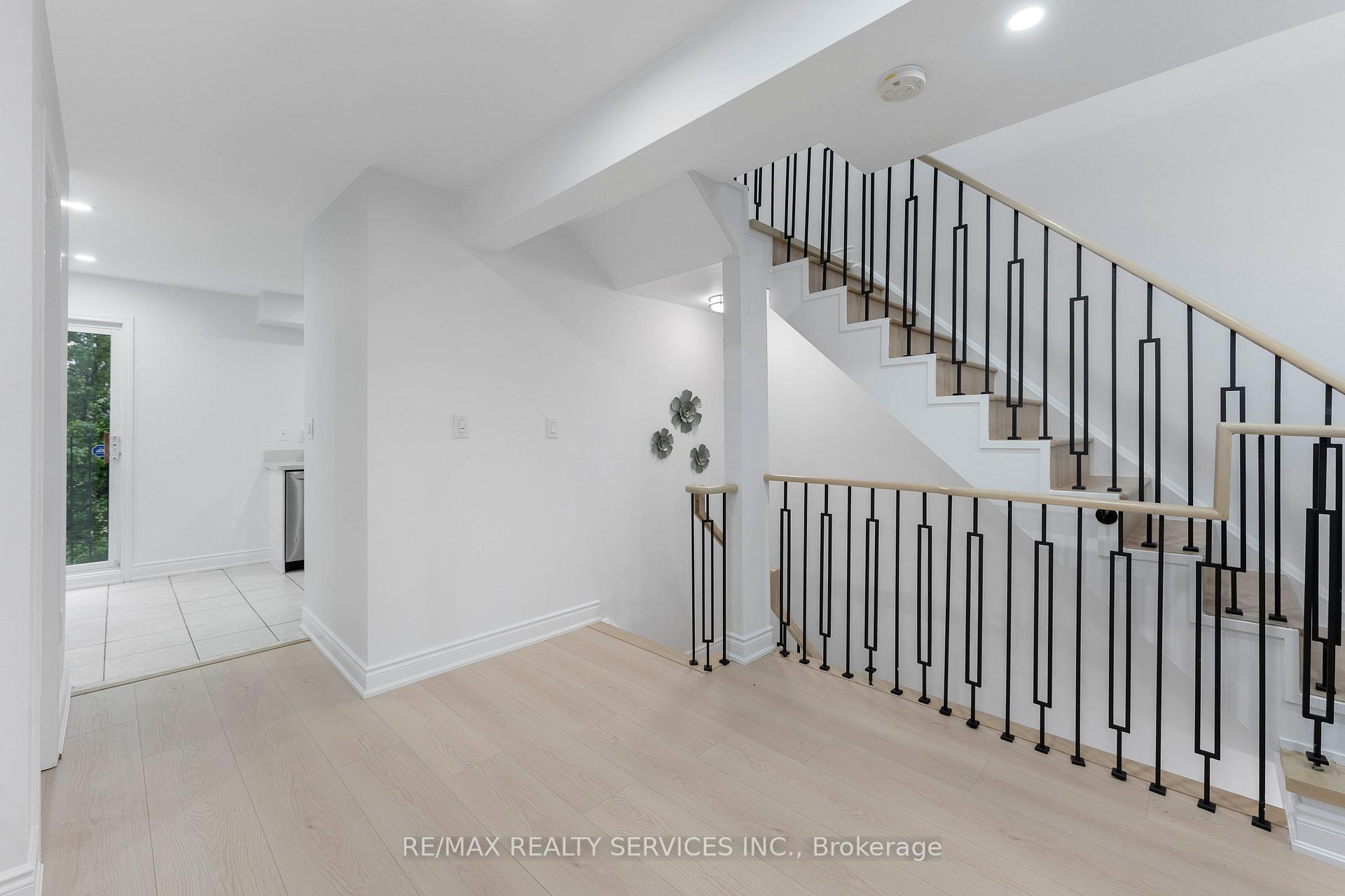 4 Bedrooms Condo at 80 Acorn, Mississauga For sale