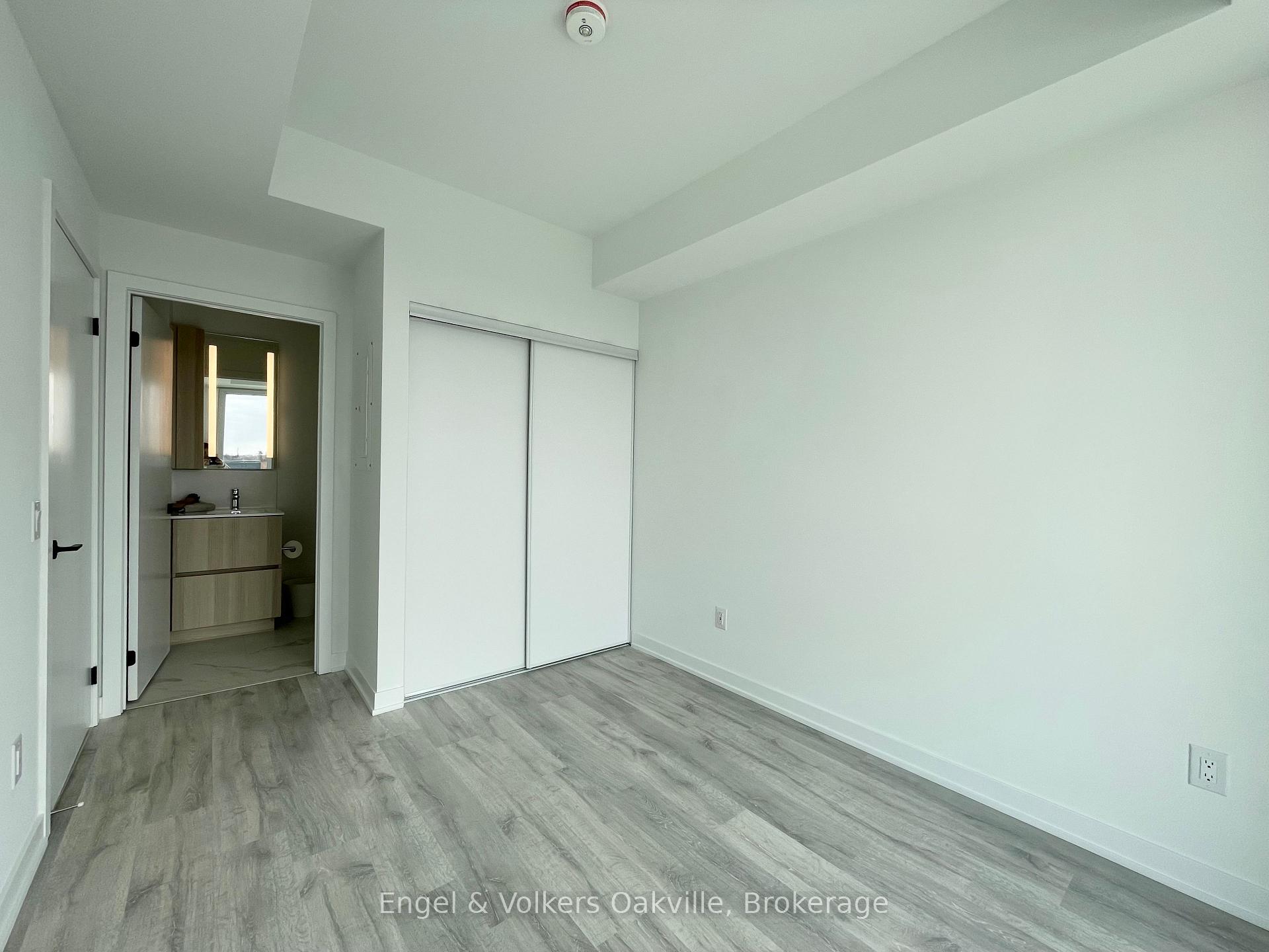 2 Bedrooms Condo at 220 Missinnihe, Mississauga For sale