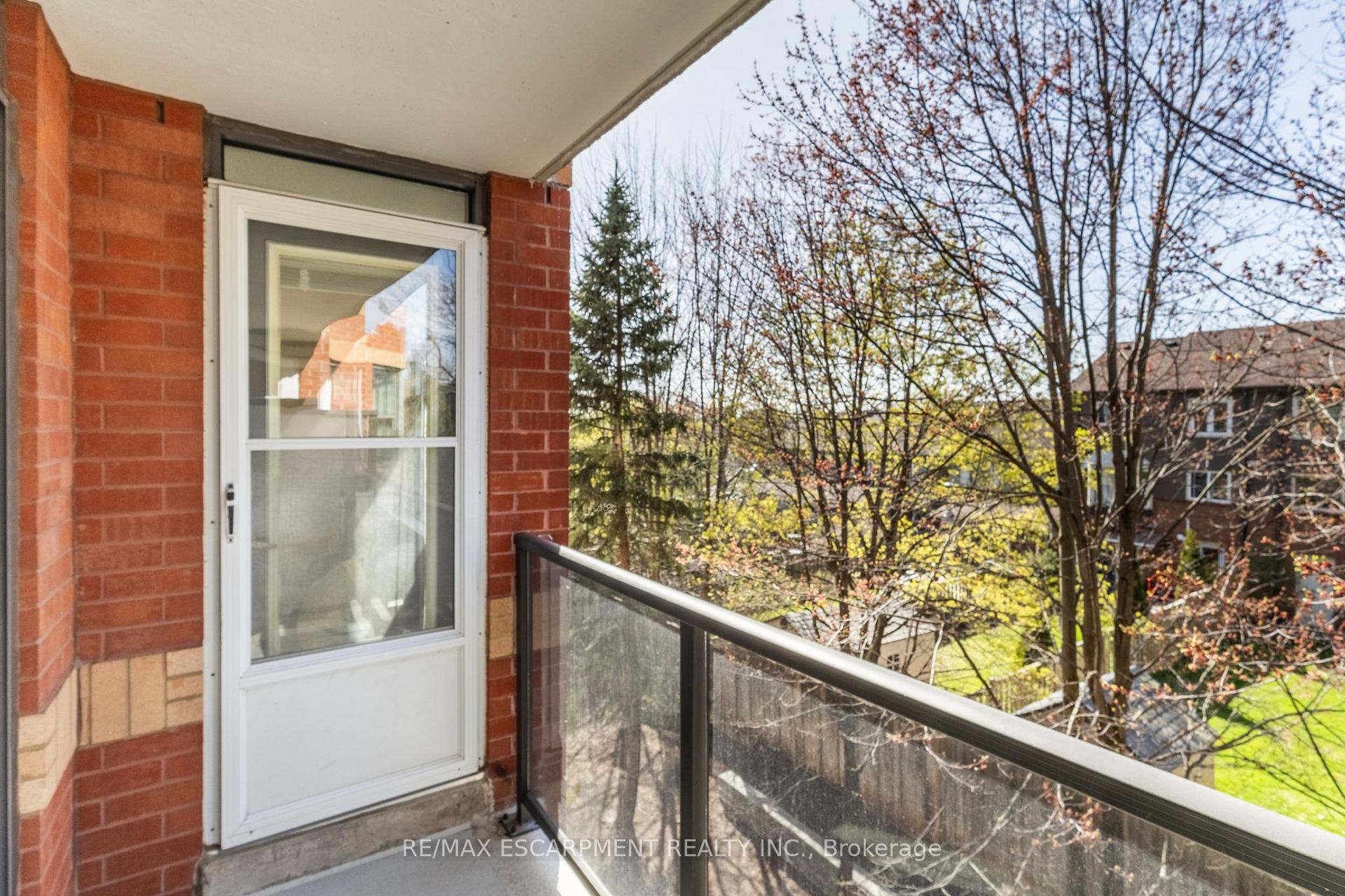 2 Bedrooms Condo at 2199 Sixth,  Oakville For sale