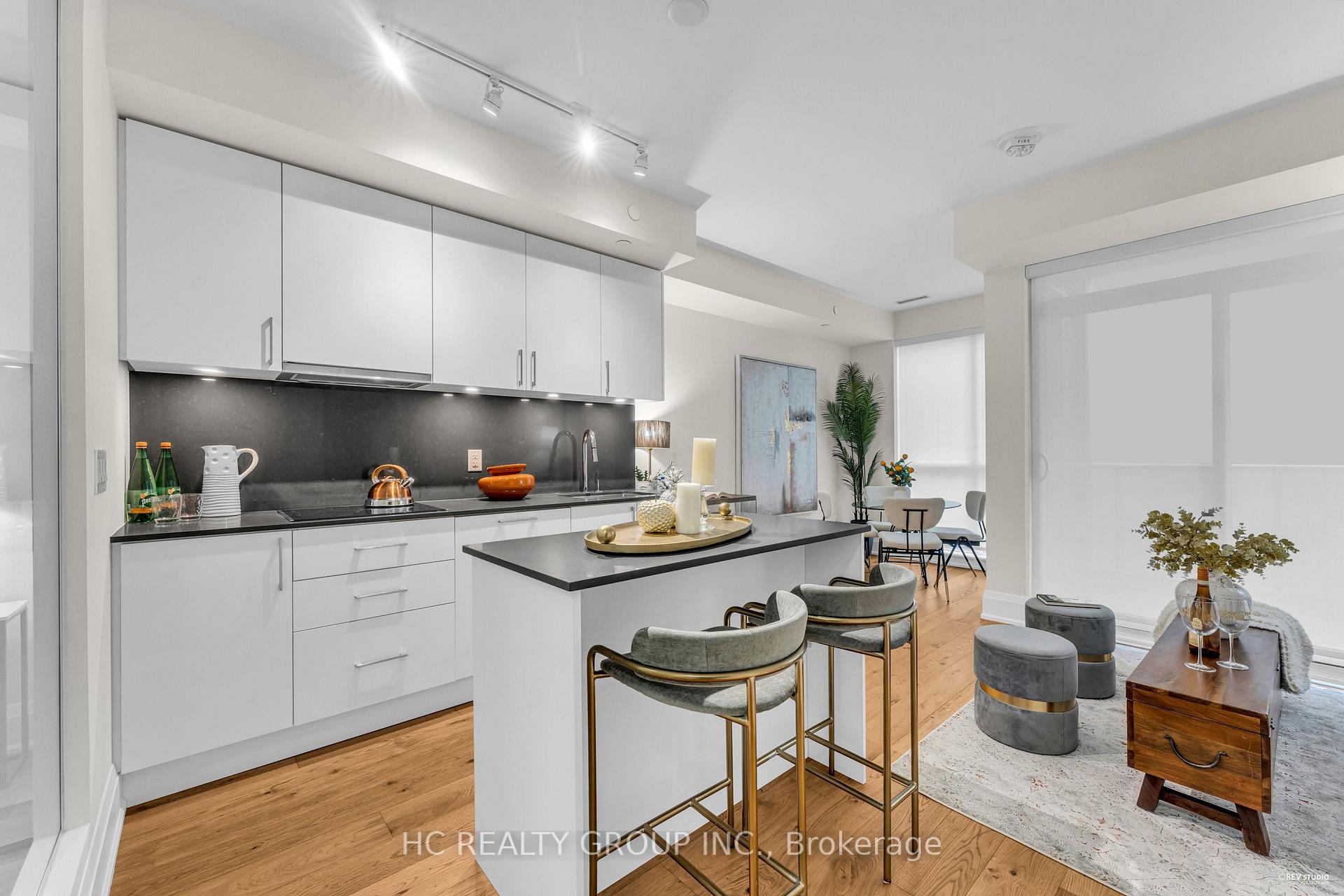 2 Bedrooms Condo at 88 Cumberland,  Toronto For sale