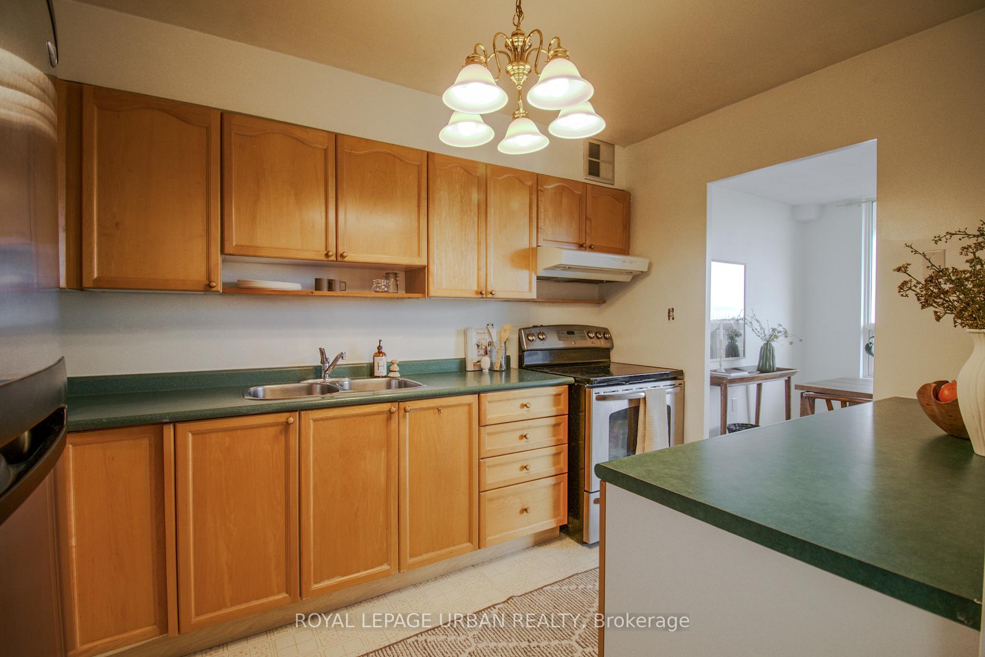 3 Bedrooms Condo at 20 Edgecliff, Toronto For sale