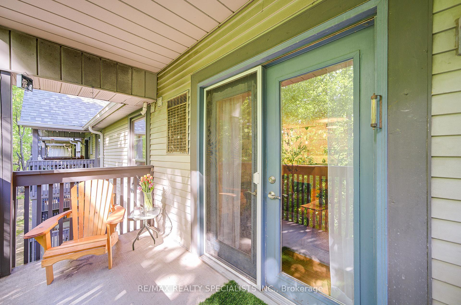 2 Bedrooms Condo at 2030 Cleaver, Burlington For sale