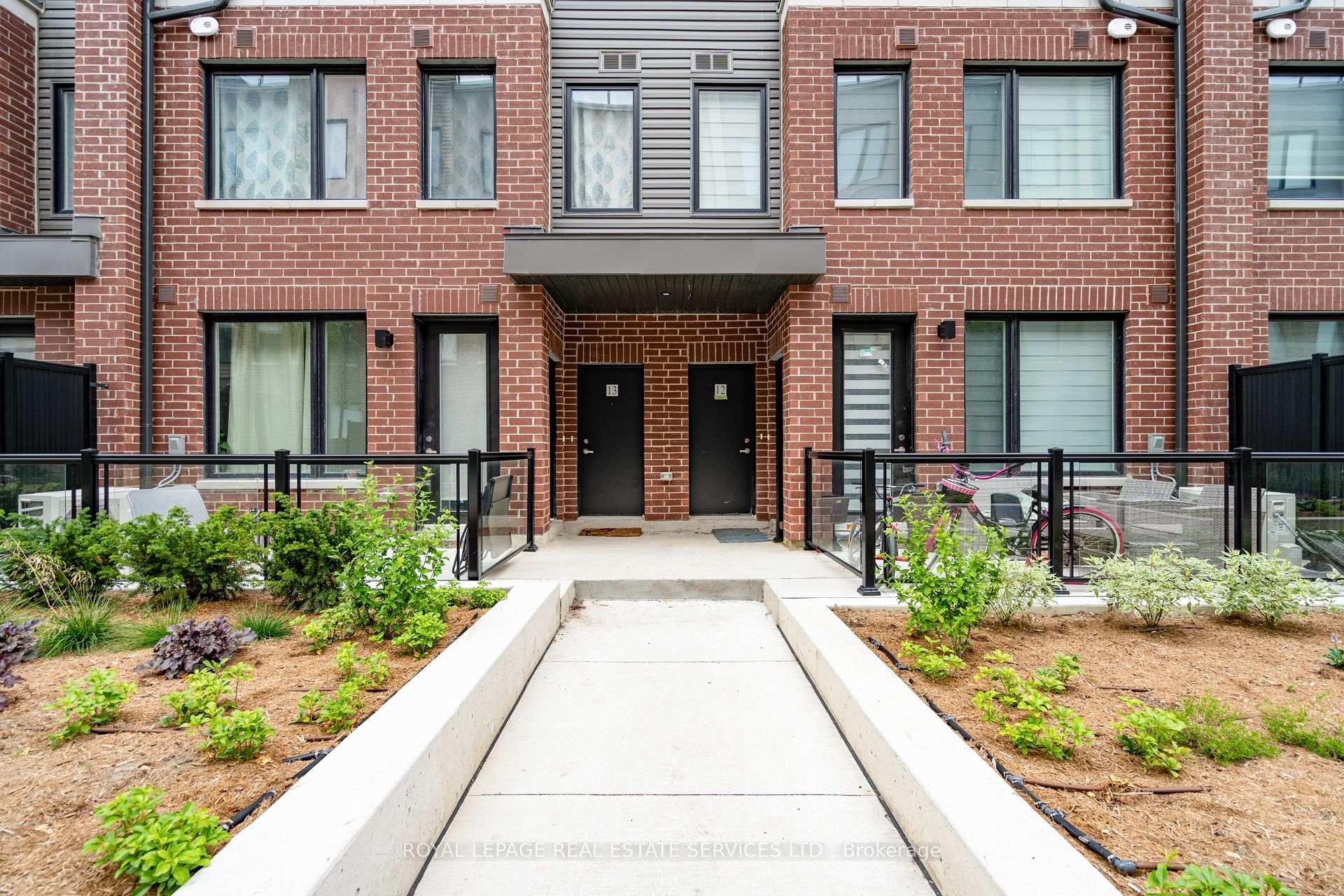 2 Bedrooms Condo at 3415 RIDGEWAY, Mississauga For sale