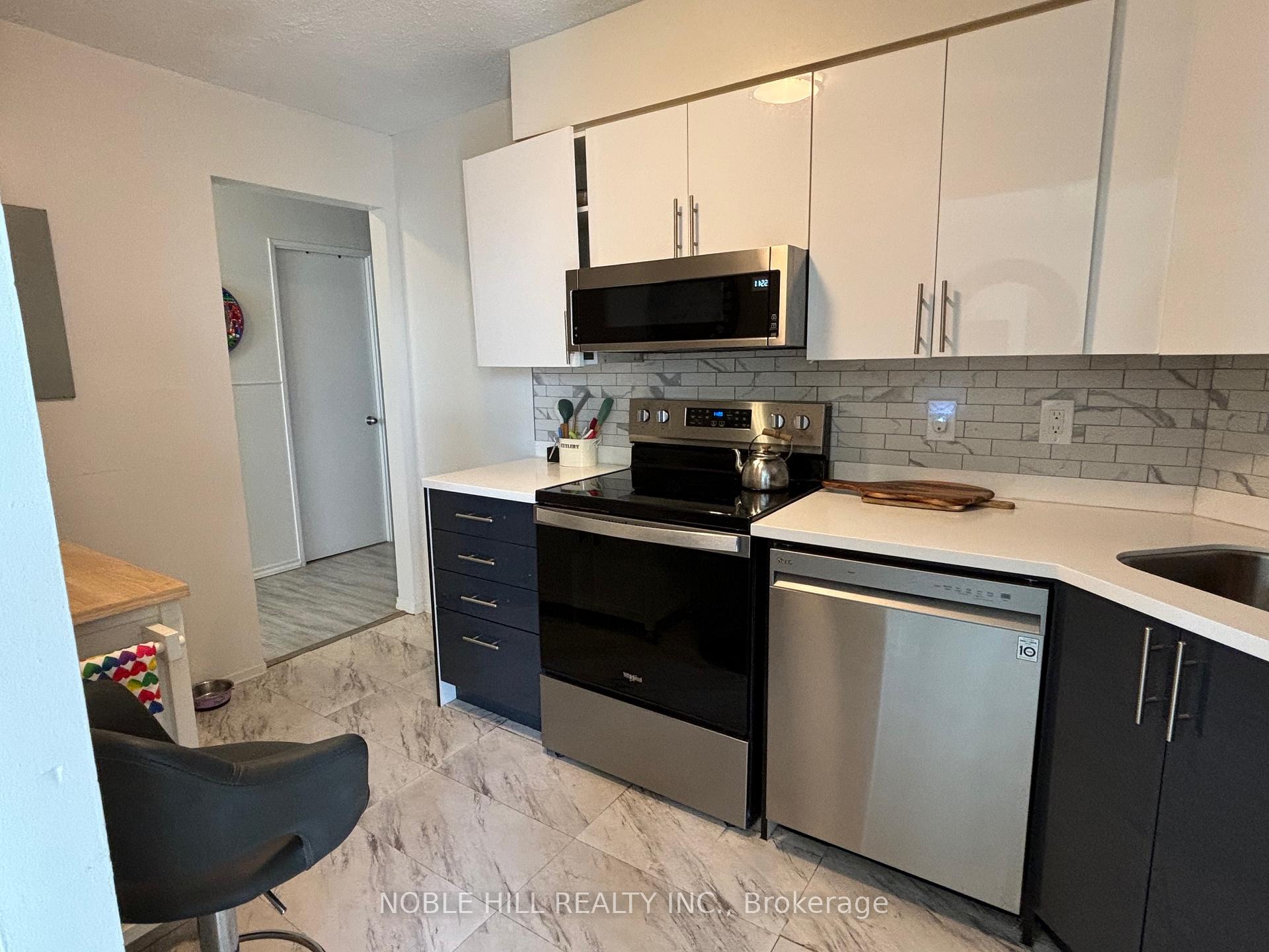 2 Bedrooms Condo at 61 markbrook,  Toronto For sale