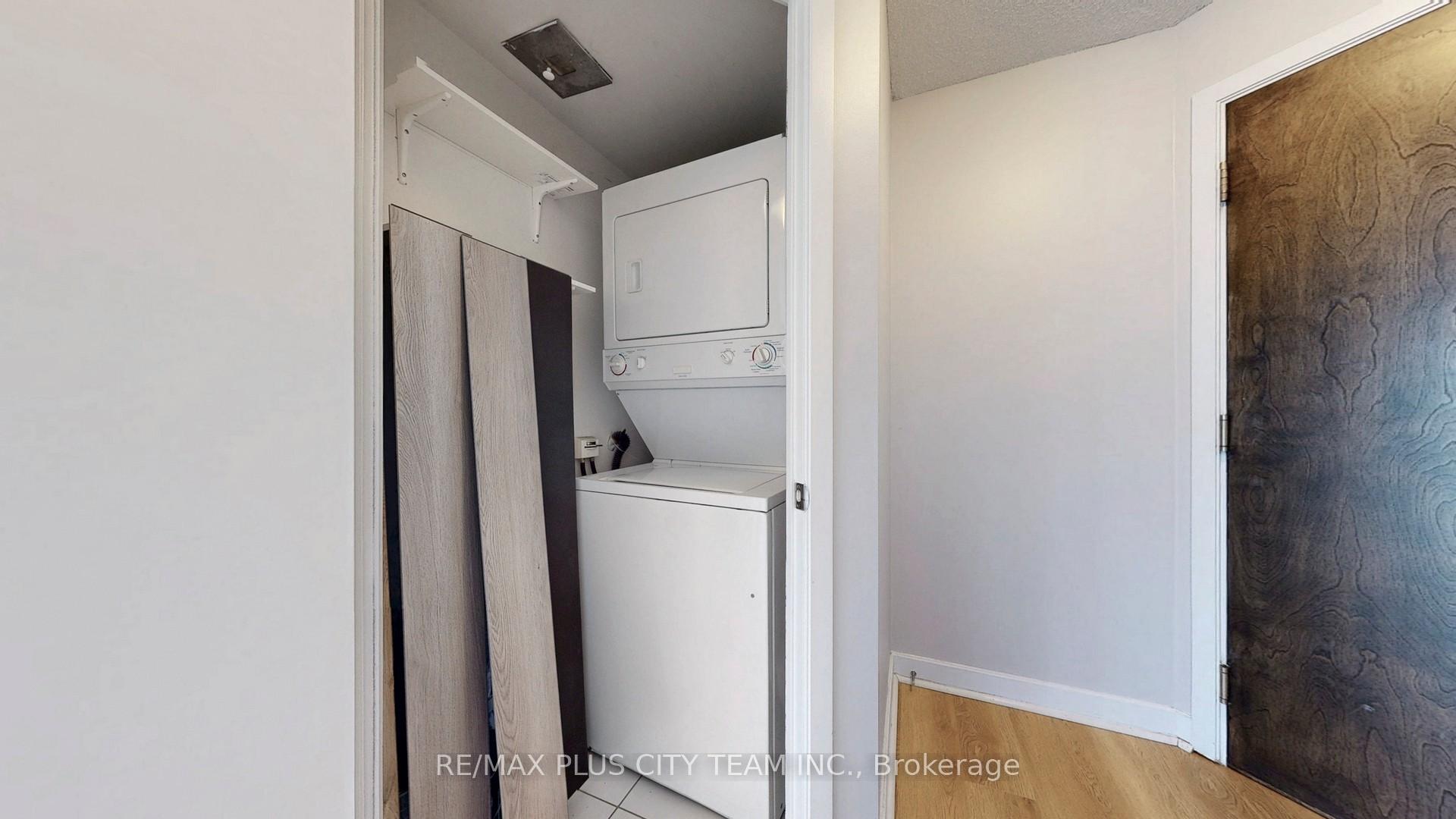 2 Bedrooms Condo at 18 Harbour, Toronto For sale