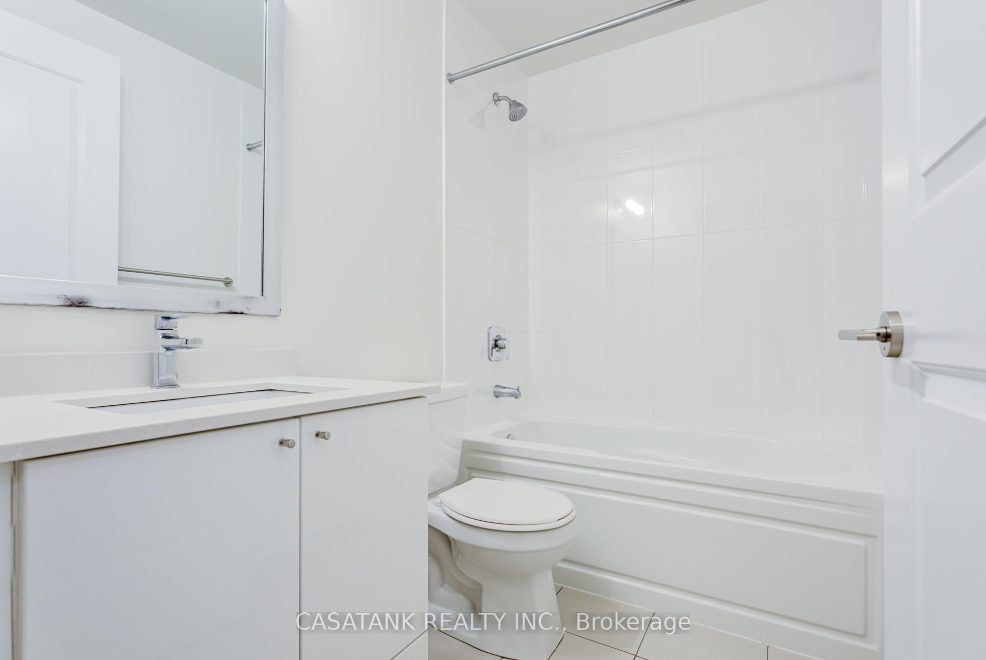 2 Bedrooms Condo at 35 Watergarden, Mississauga For sale