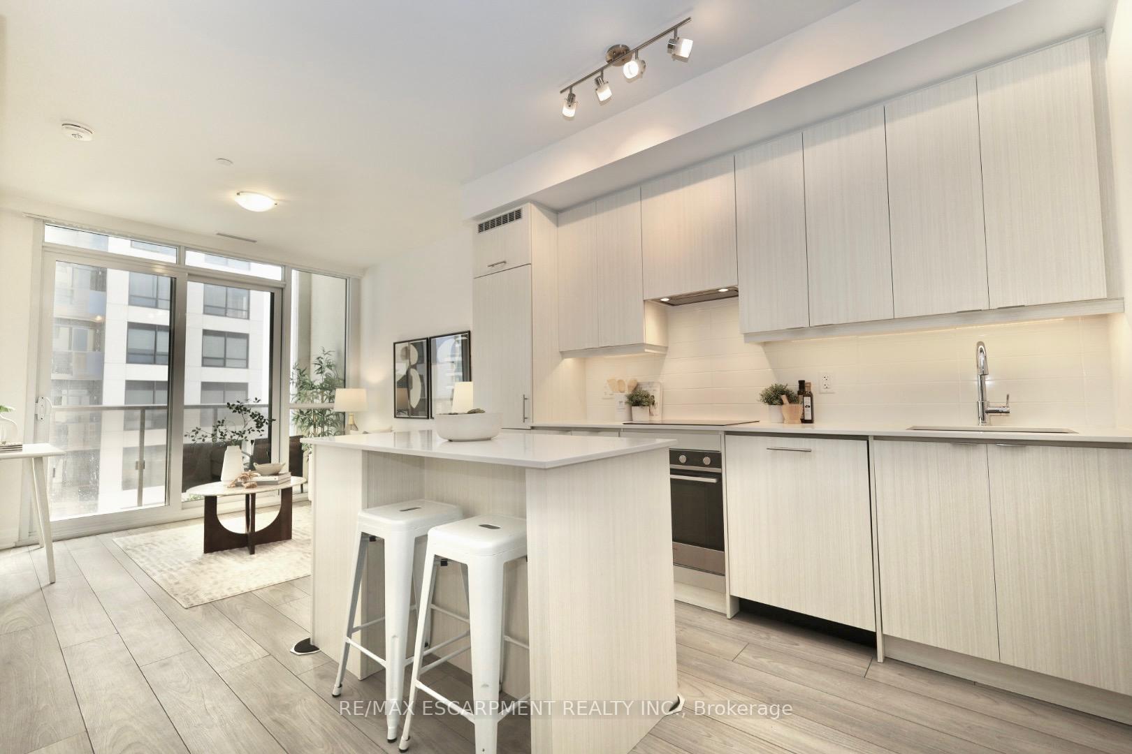 2 Bedrooms Condo at 36 Elm, Mississauga For sale