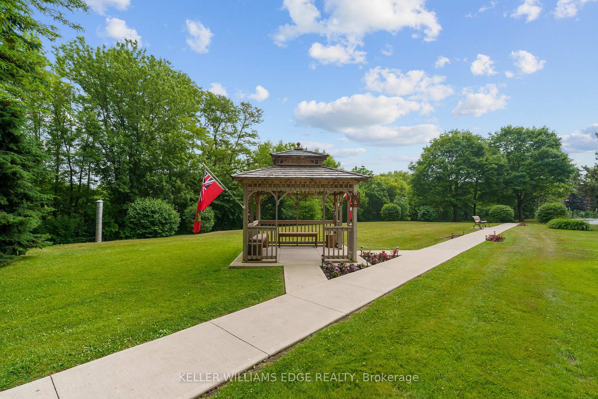 2 Bedrooms Condo at 5090 Pinedale, Burlington For sale