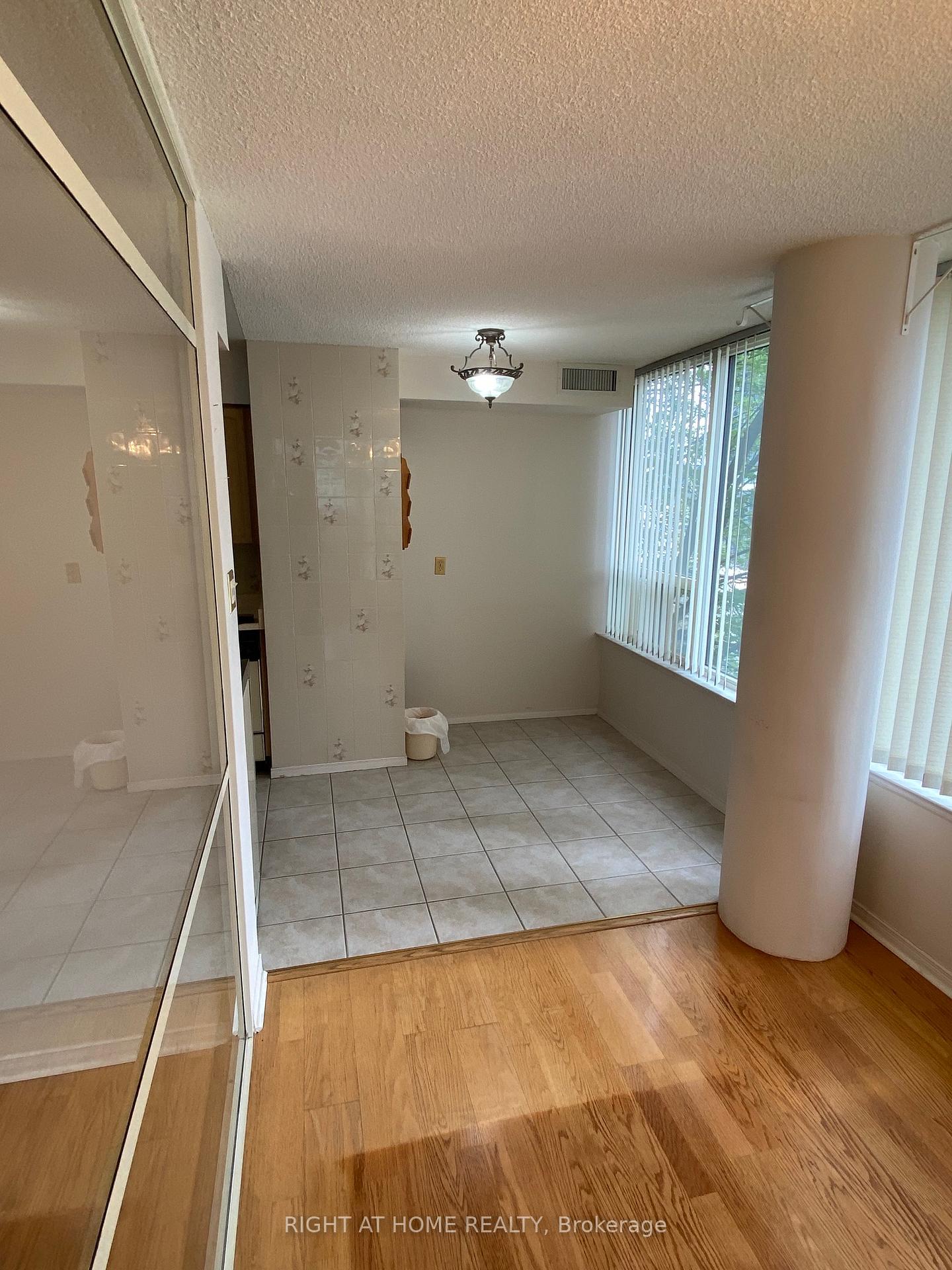 3 Bedrooms Condo at 330 Rathburn, Mississauga For sale