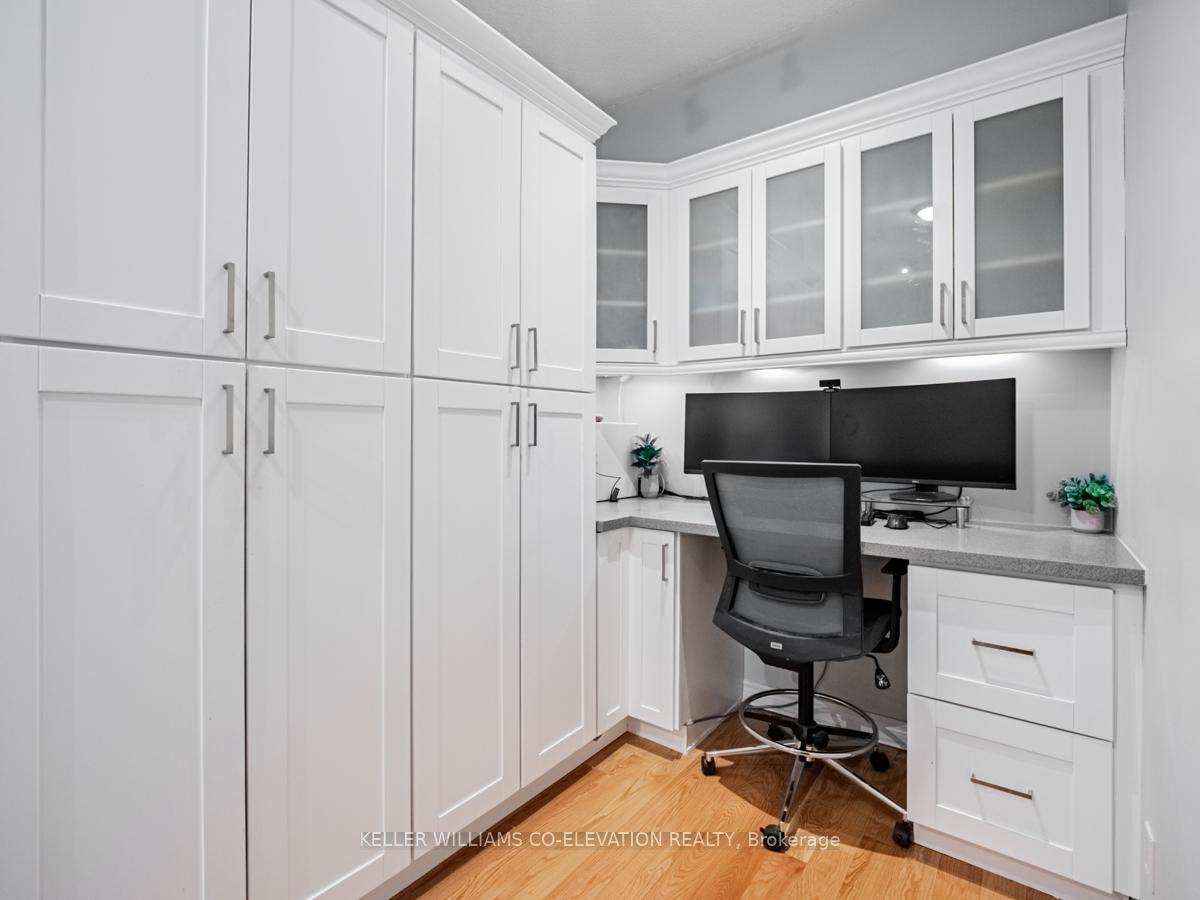 2 Bedrooms Condo at 330 Princess Royal, Mississauga For sale