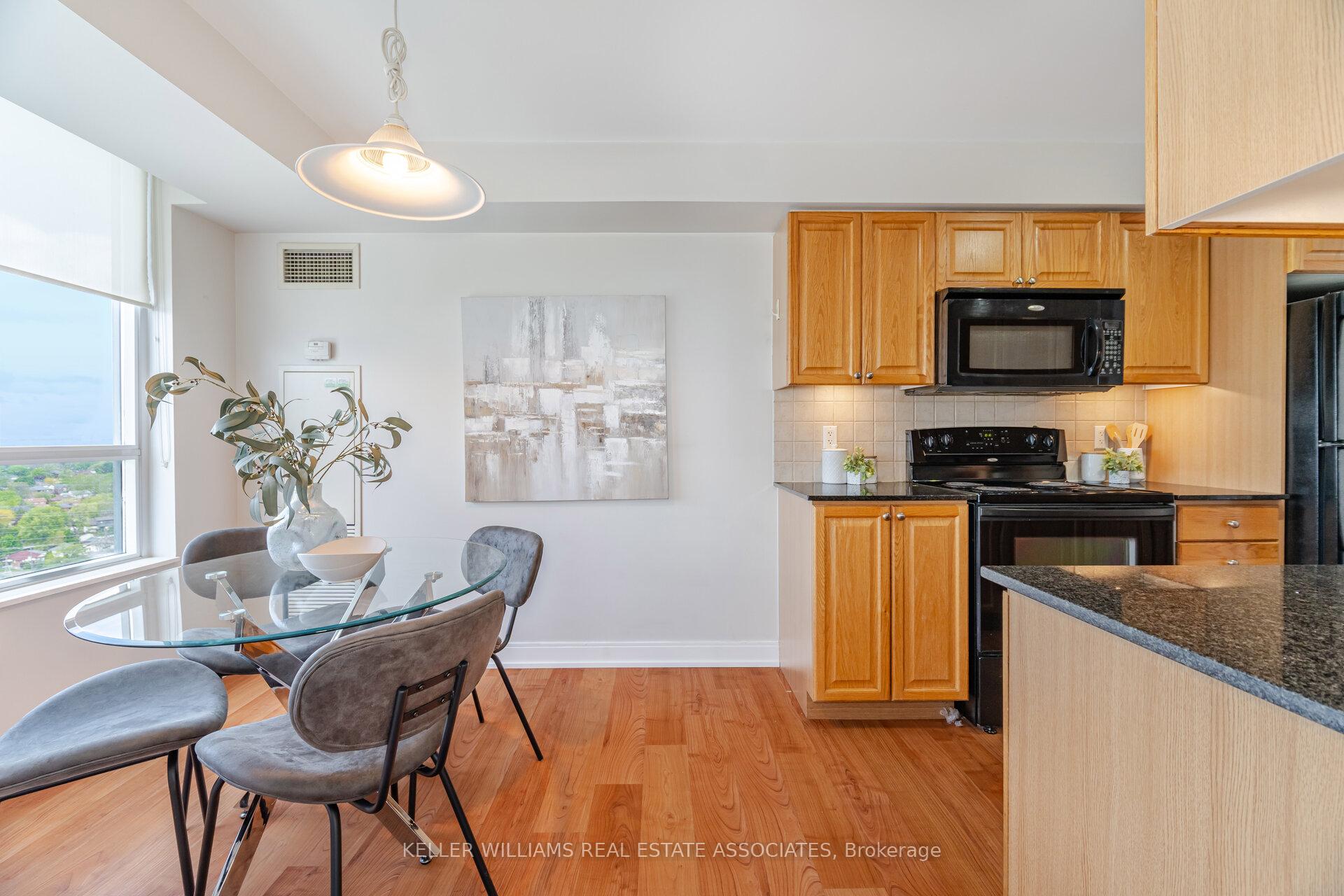 2 Bedrooms Condo at 35 Viking, Toronto For sale