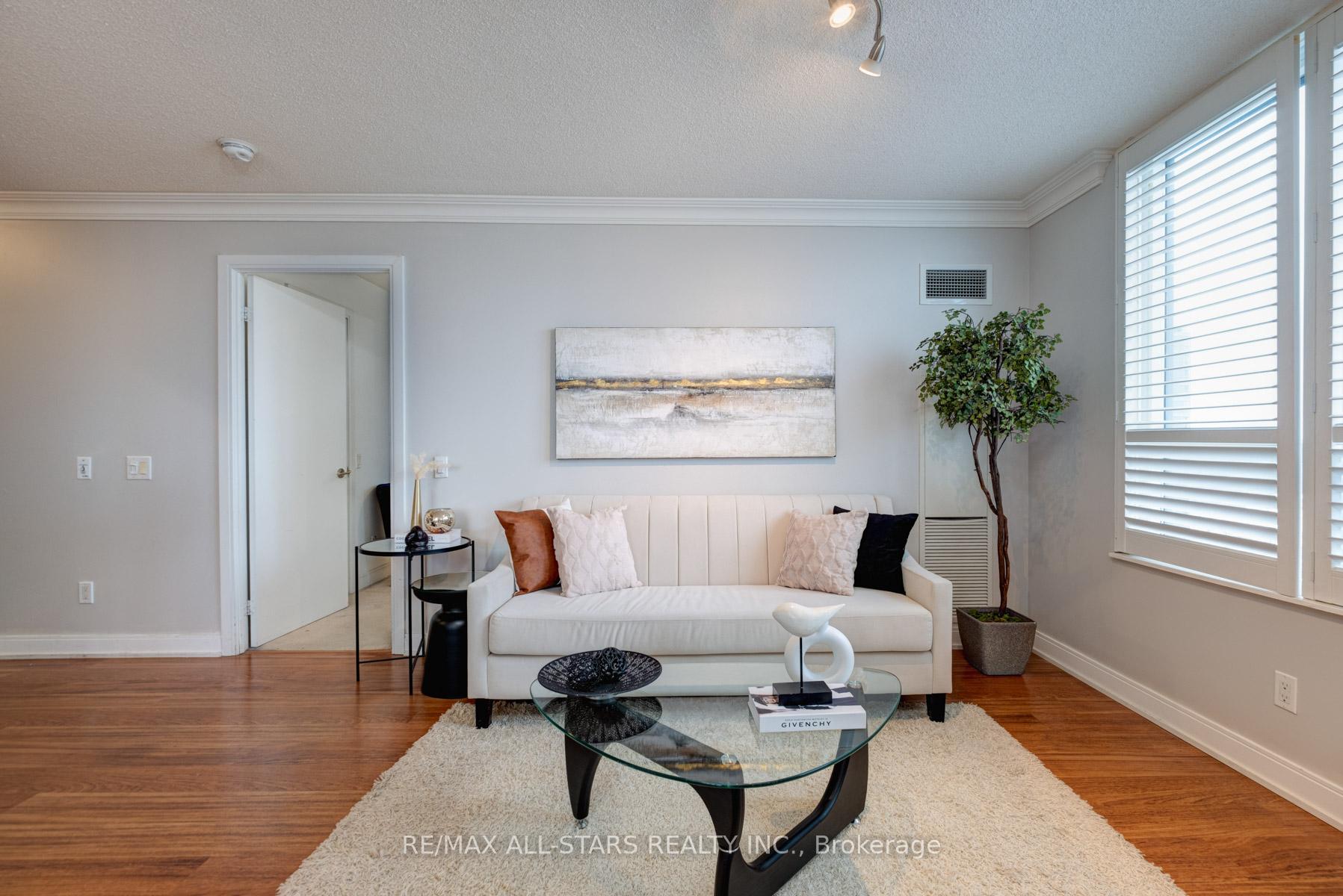 2 Bedrooms Condo at 35 Viking, Toronto For sale